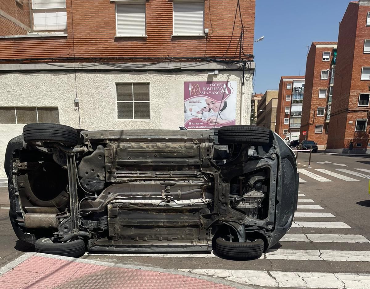 Imagenes del accidente entre dos turismos en el cruce entre la calle Santa Marta y Candelario (7)