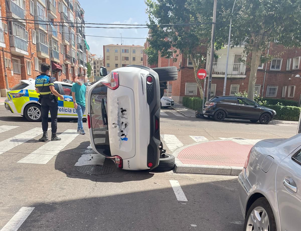 Imagenes del accidente entre dos turismos en el cruce entre la calle Santa Marta y Candelario (8)