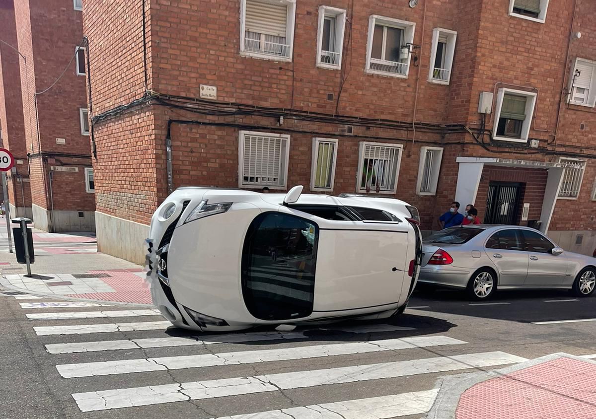 Imagenes del accidente entre dos turismos en el cruce entre la calle Santa Marta y Candelario (1)