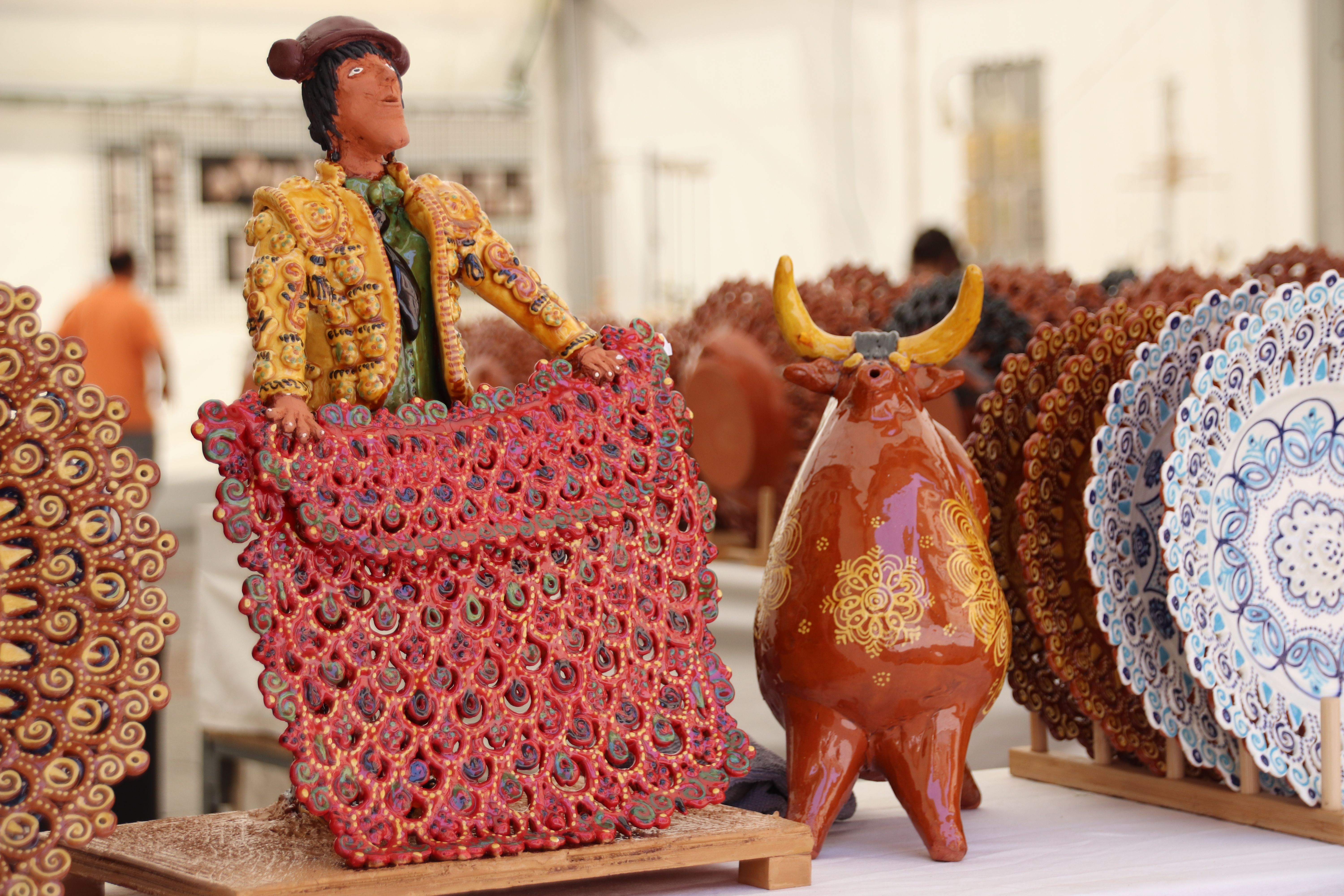 La plaza de Anaya acoge, hasta el próximo 22 de agosto, una nueva edición de la Feria del Barro, que reúne a 17 artesanos (1)