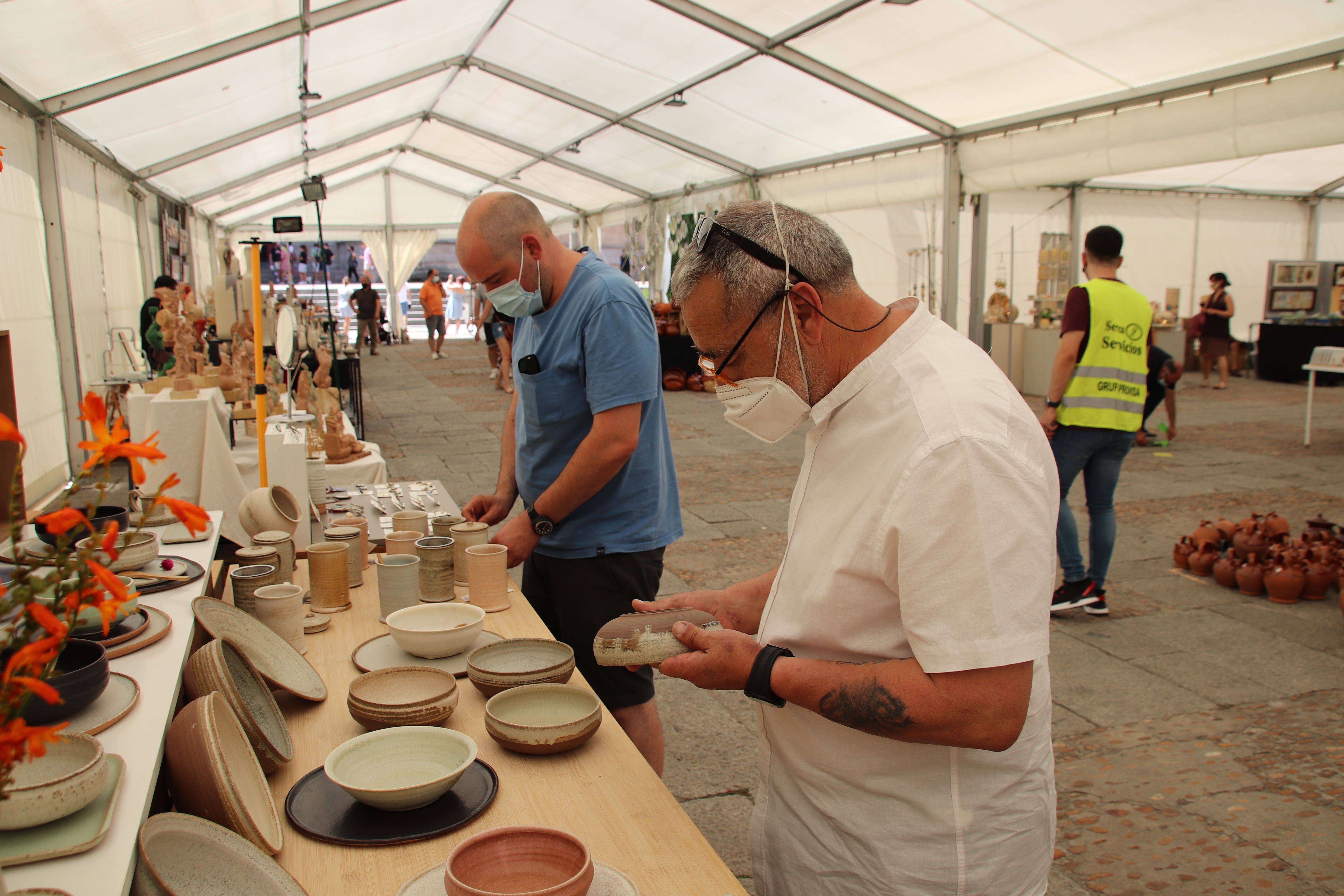 La plaza de Anaya acoge, hasta el próximo 22 de agosto, una nueva edición de la Feria del Barro, que reúne a 17 artesanos (14)