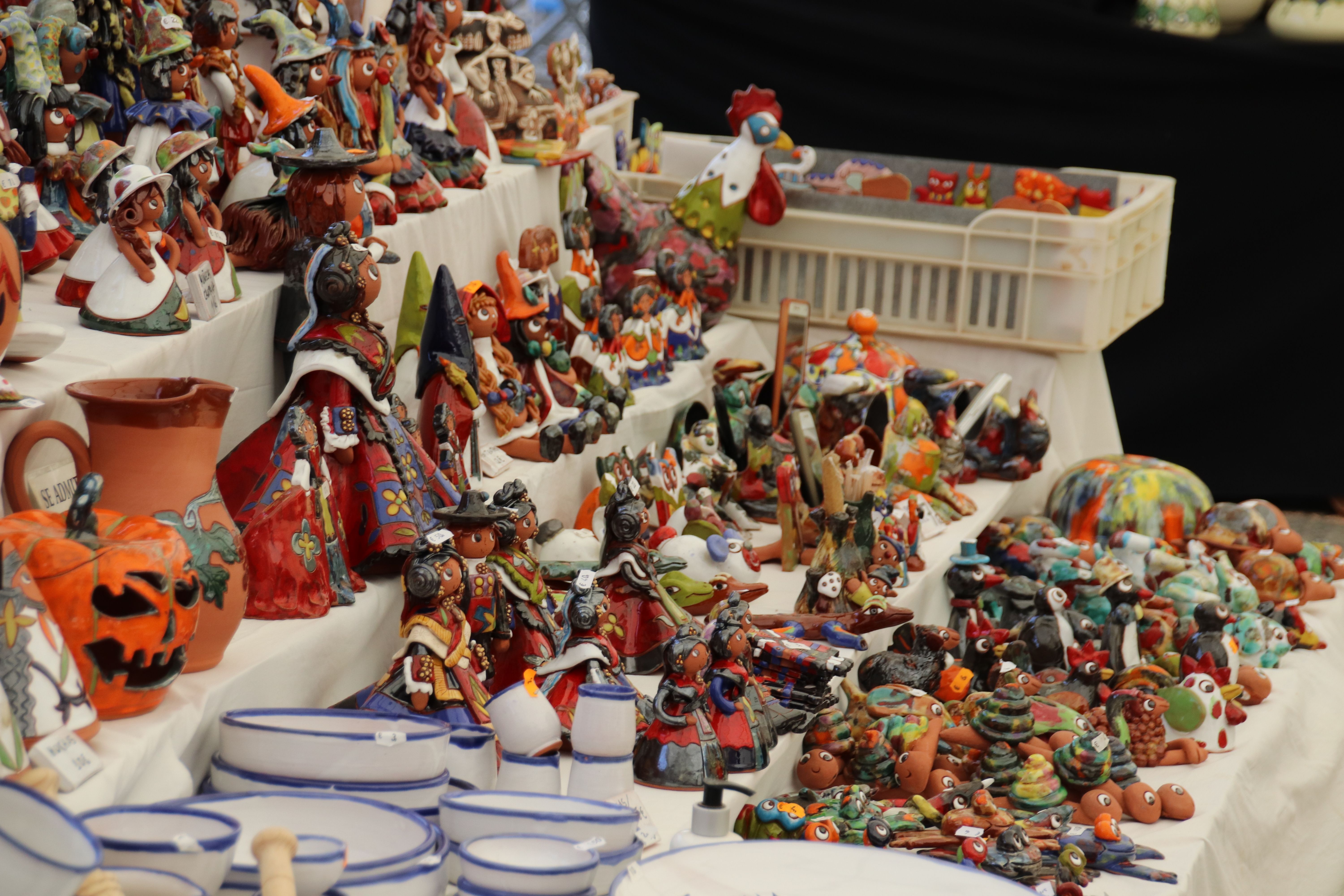 La plaza de Anaya acoge, hasta el próximo 22 de agosto, una nueva edición de la Feria del Barro, que reúne a 17 artesanos (16)