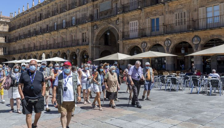 Turistas por las calles de Salamanca. Foto ICAL.  (2)