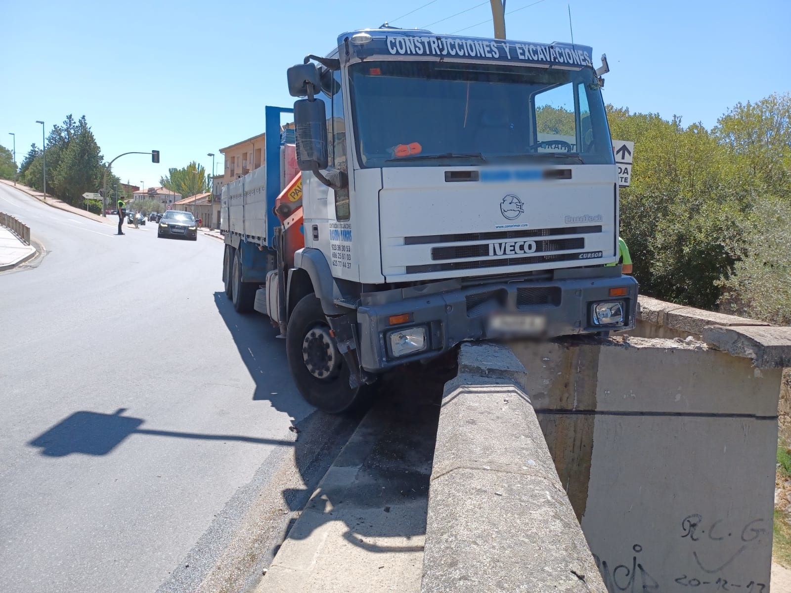 Estado del camión tras chocar con el pequeño muro / FOTO SALAMANCA24HORAS.COM