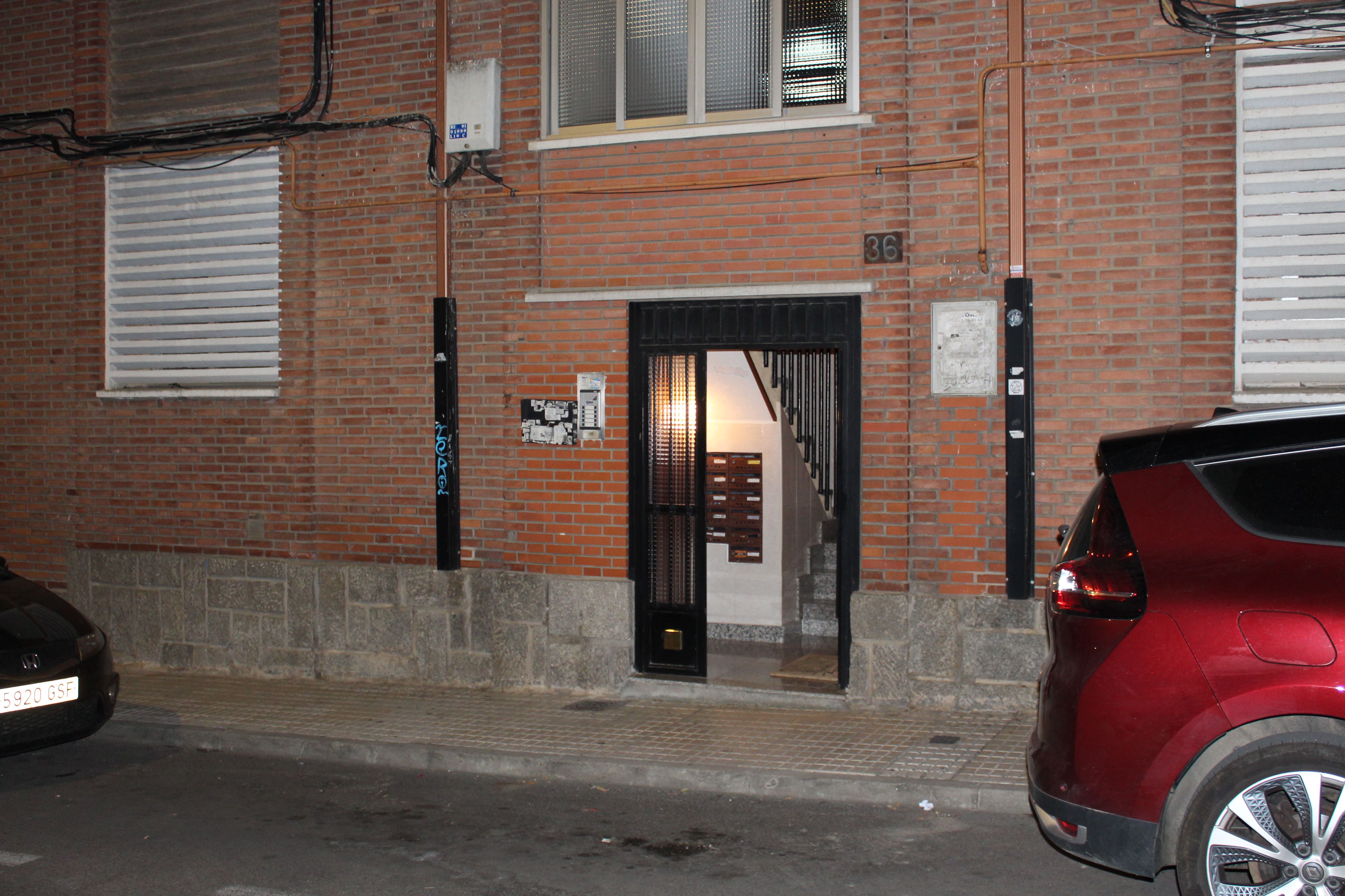 Portal del bloque de viviendas donde se refugió el atracador (2)