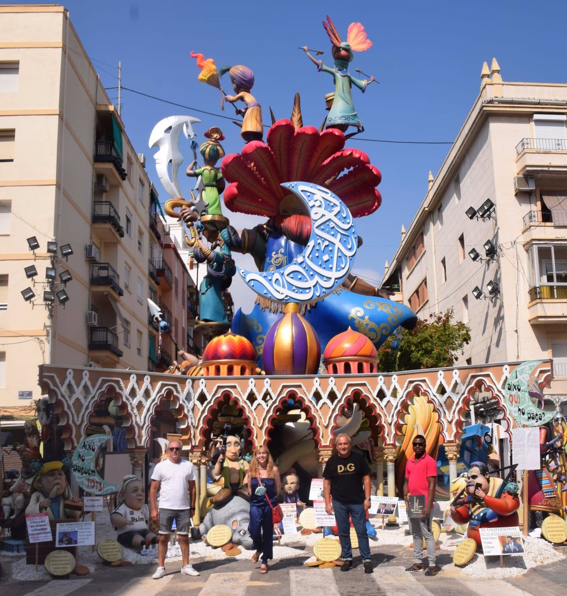 Imagen de la falla de la comisión Duque de Gaeta Pobla de Farnals de València con los elementos que se salvarán del fuego en la 'cremà' a petición de la comunidad musulmana