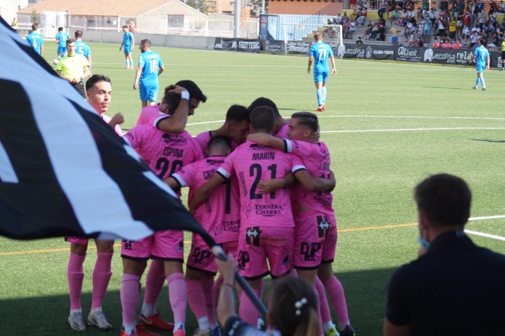 Los jugadores de Unionistas celebran el gol de Espina ante la Cultural / FOTO SALAMANCA24HORAS.COM