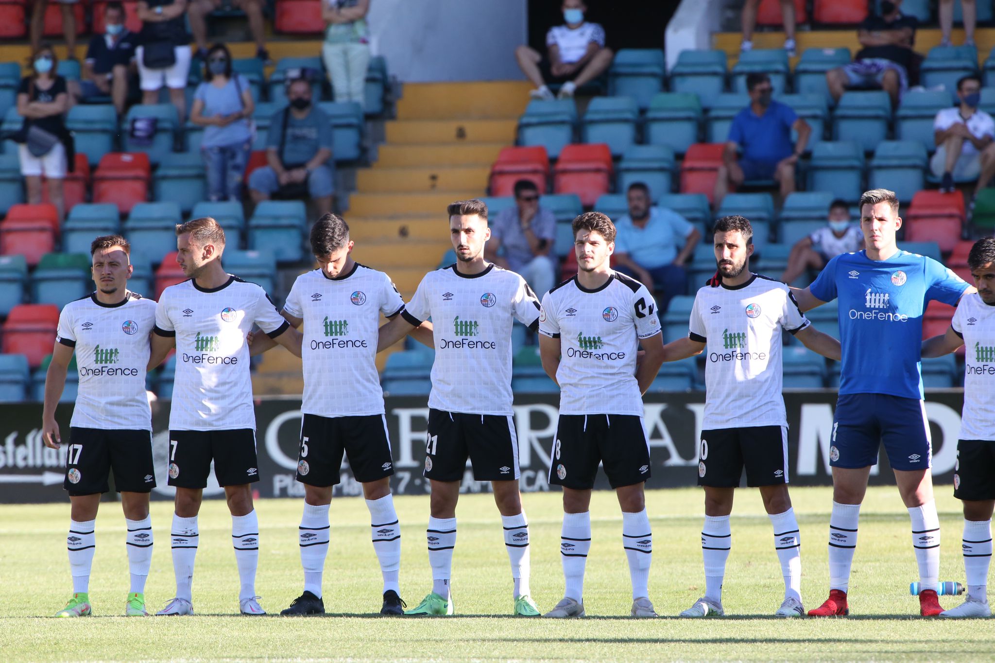 Los jugadores del Salamanca CF UDS guardan un minuto de silencio por la madre de Jairo Morillas / FOTO SALAMANCA24HORAS.COM