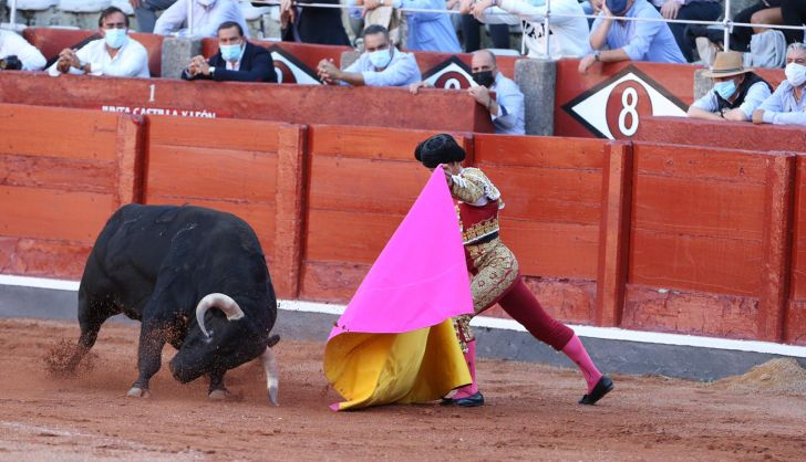 Diego Urdiales con el capote en su primer toro