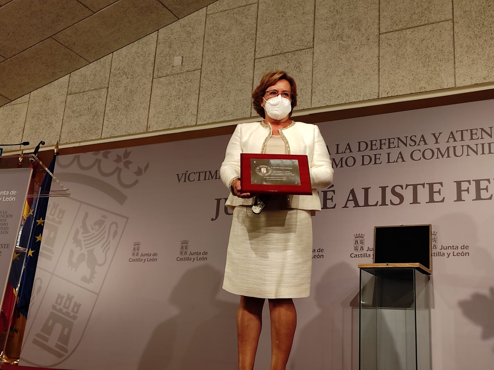 La Junta concede a título póstumo la Medalla a la Defensa y Atención a las Víctimas del Terrorismo de Castilla y León a Juan José Aliste, víctima de ETA en 1995 y fallecido en 2020 (6)