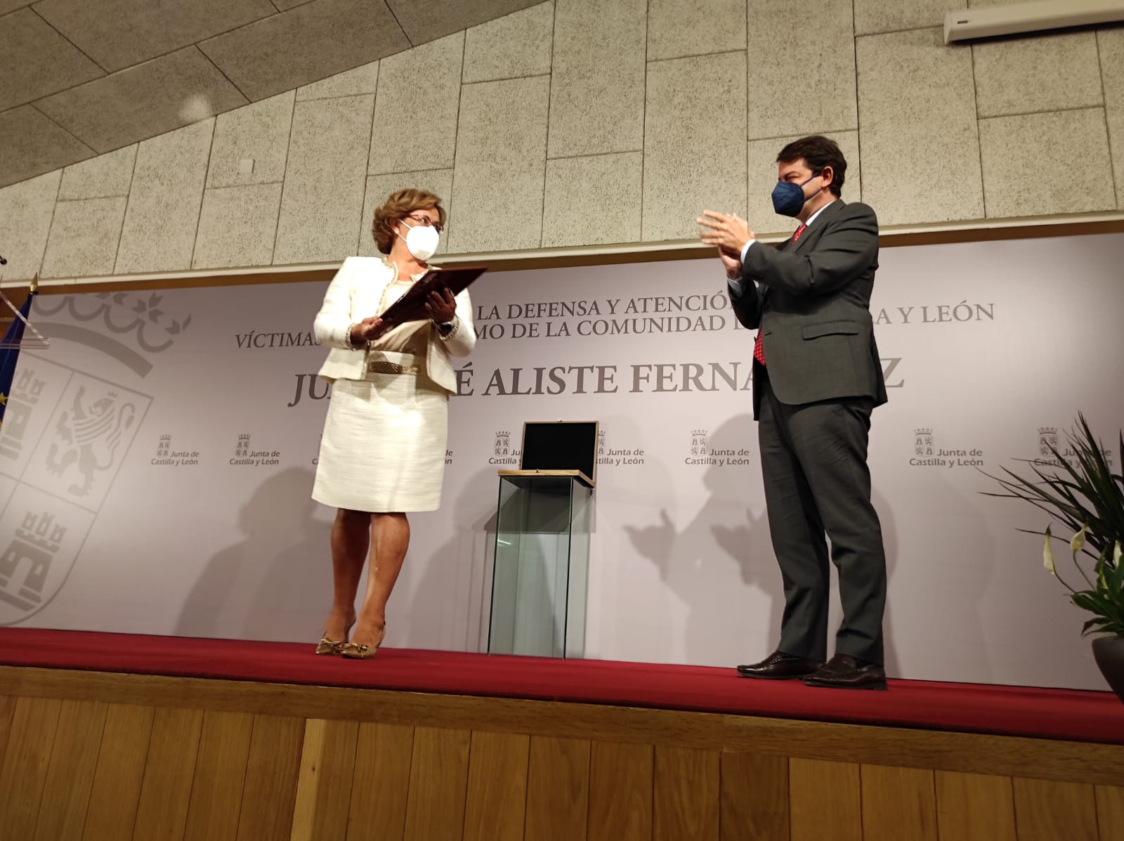 La Junta concede a título póstumo la Medalla a la Defensa y Atención a las Víctimas del Terrorismo de Castilla y León a Juan José Aliste, víctima de ETA en 1995 y fallecido en 2020 (8)