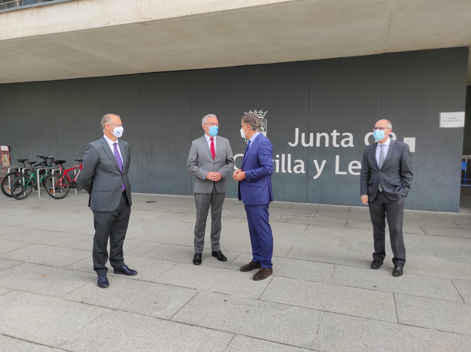 La Junta concede a título póstumo la Medalla a la Defensa y Atención a las Víctimas del Terrorismo de Castilla y León a Juan José Aliste, víctima de ETA en 1995 y fallecido en 2020 (15)