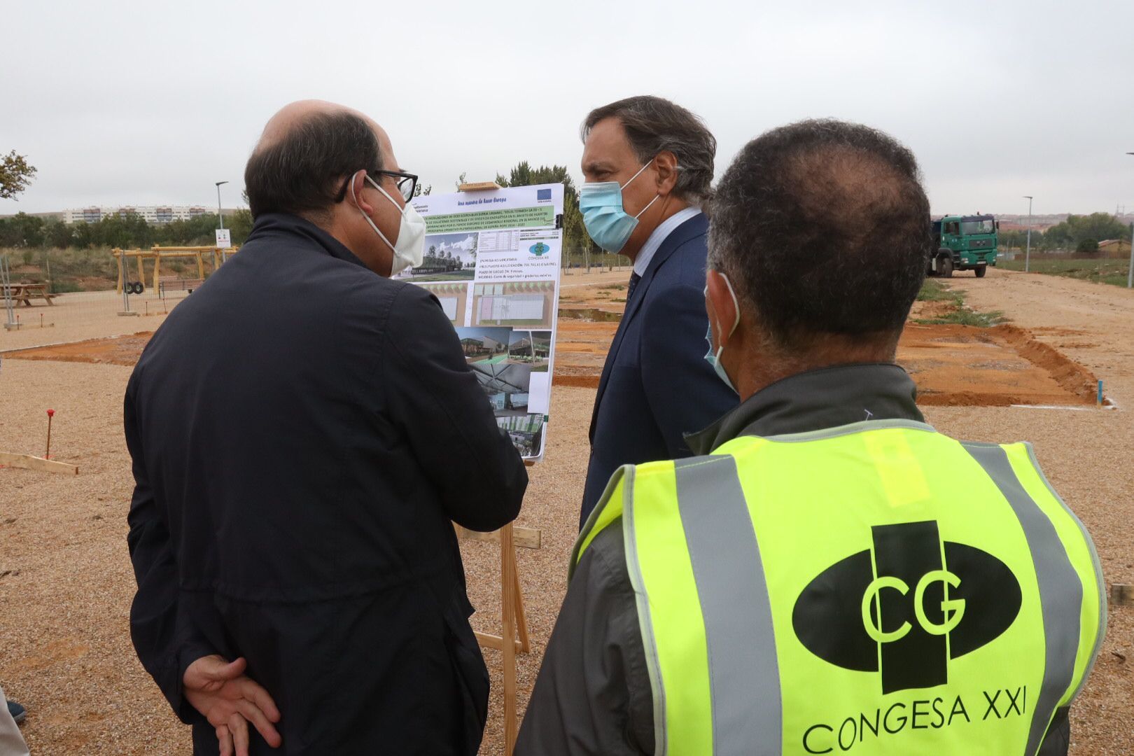 El alcalde de Salamanca, Carlos García Carbayo, visita el inicio de las obras de construcción de la Lonja Agroalimentaria.