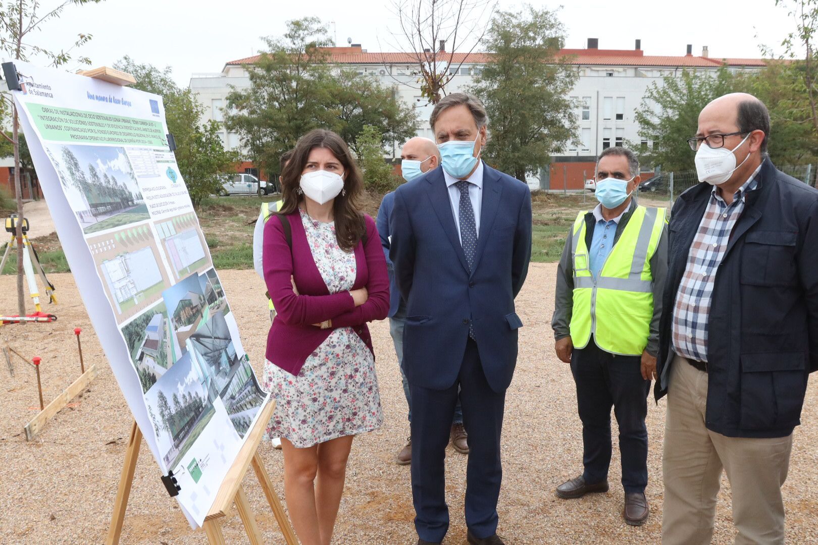El alcalde de Salamanca, Carlos García Carbayo, visita el inicio de las obras de construcción de la Lonja Agroalimentaria.