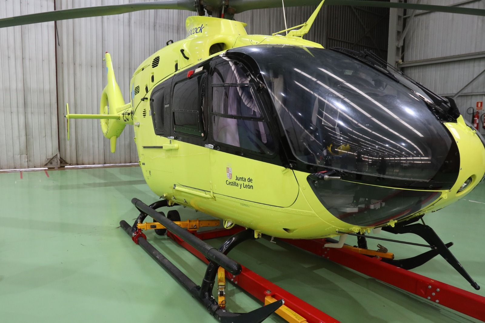 Helicóptero medicalizado del 112, aeropuerto de Matacán (2)
