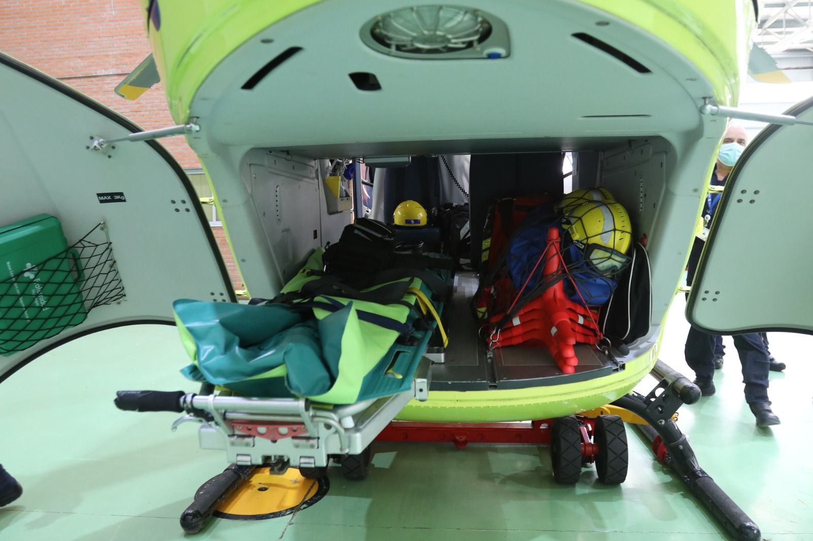 Helicóptero medicalizado del 112, aeropuerto de Matacán (4)