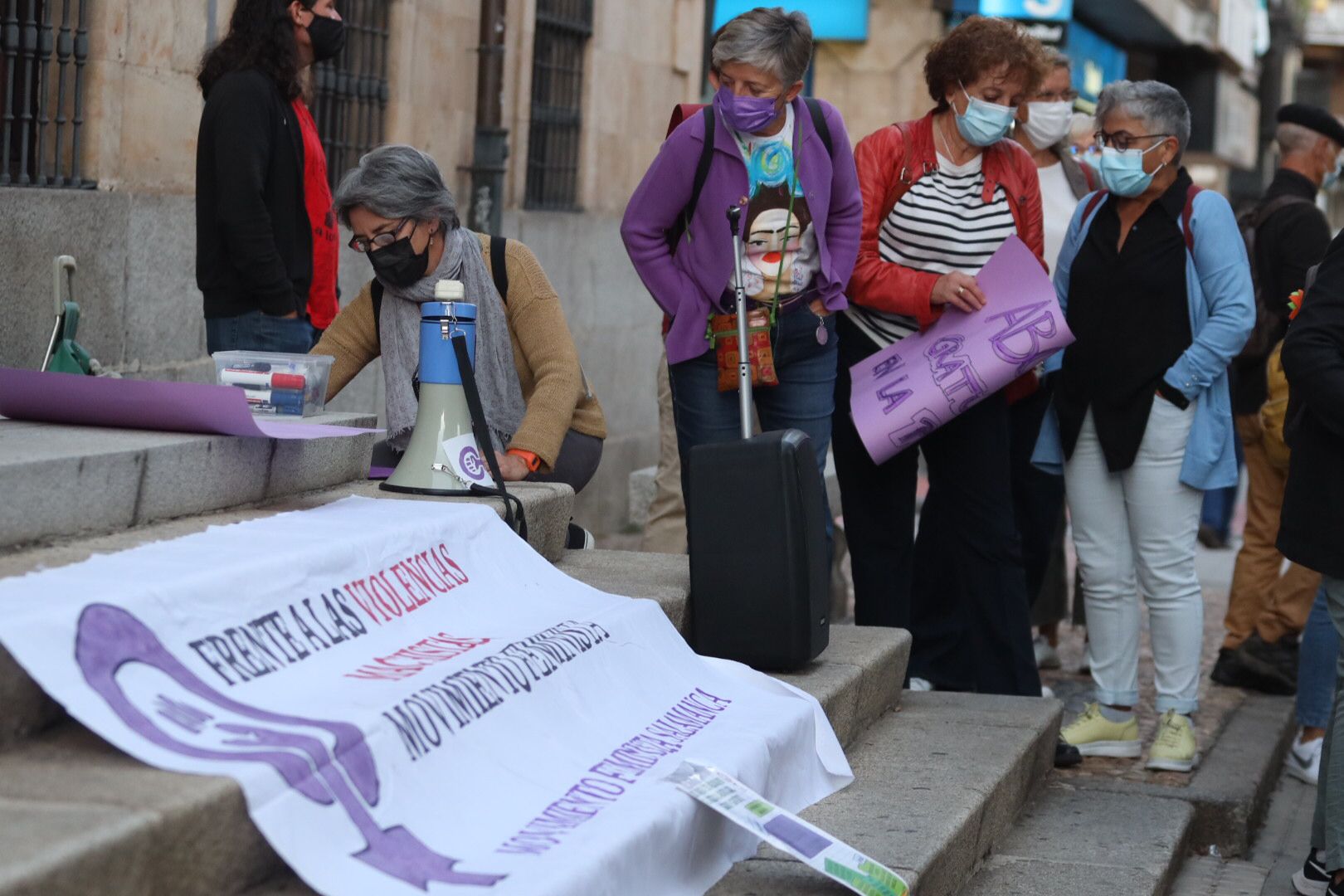 Concentración frente a la Gerencia de Salud en Salamanca para solicitar un aborto seguro en la provincia. (21)