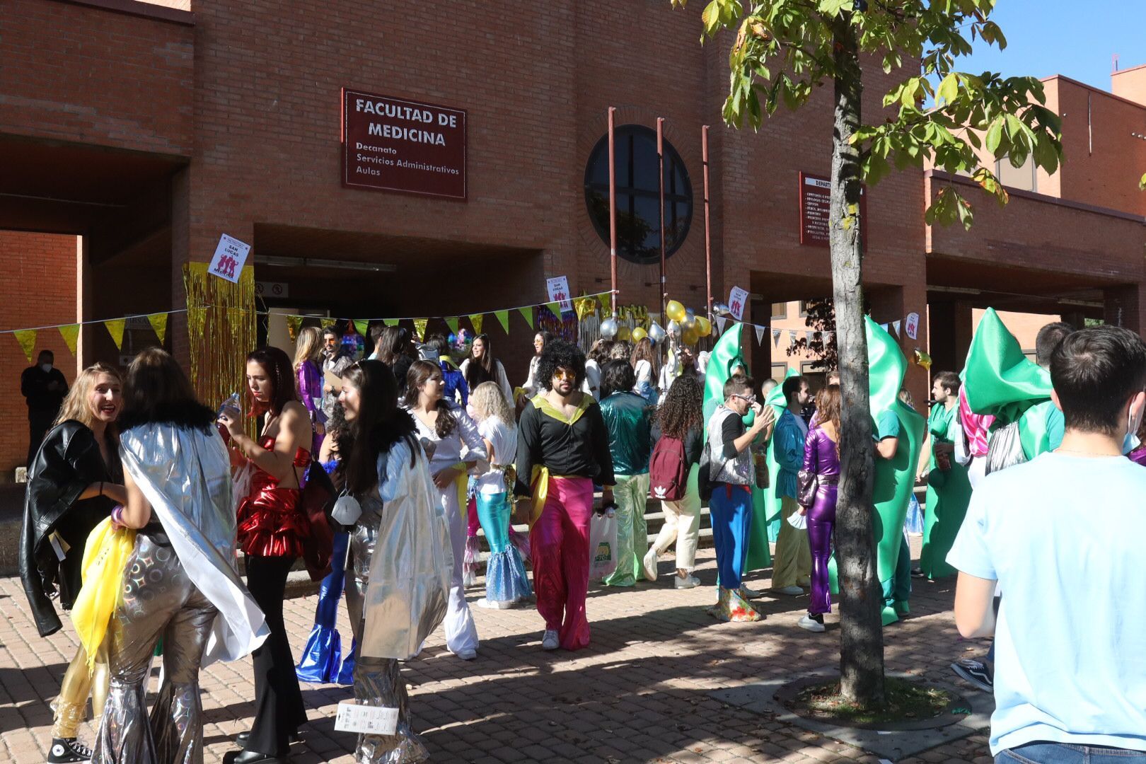 Medicina celebra San Lucas con un gran desfile de disfraces 