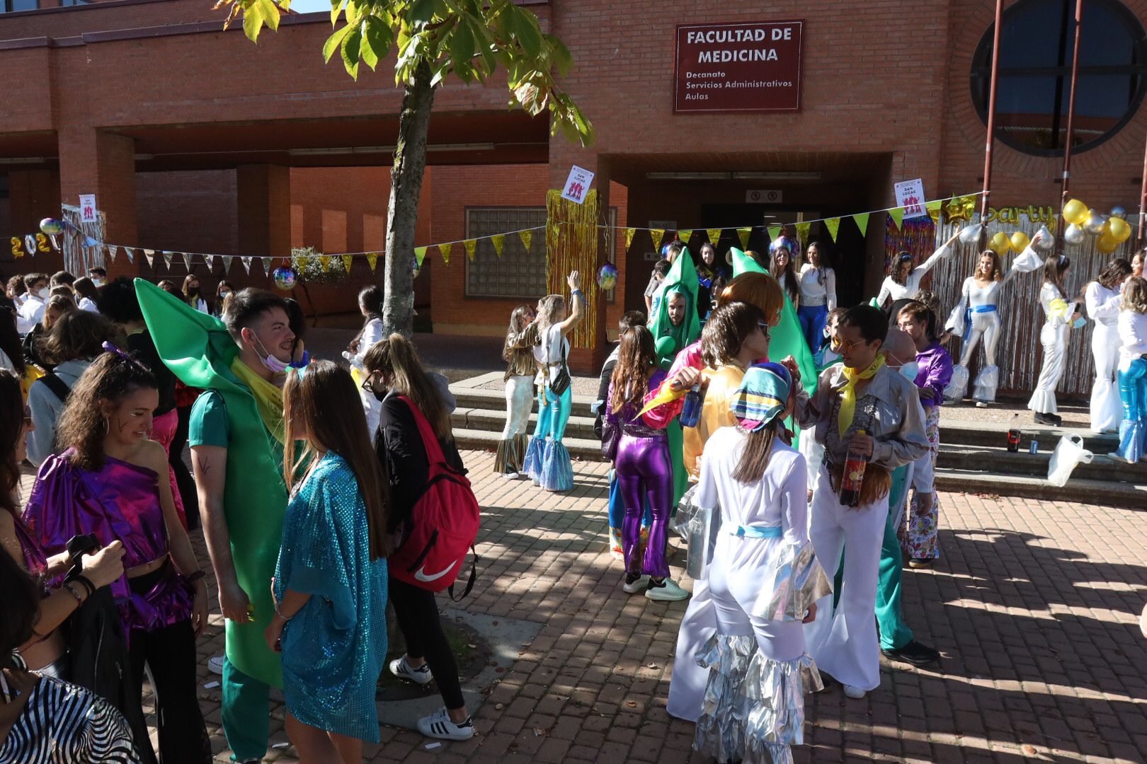 Medicina celebra San Lucas con un gran desfile de disfraces 