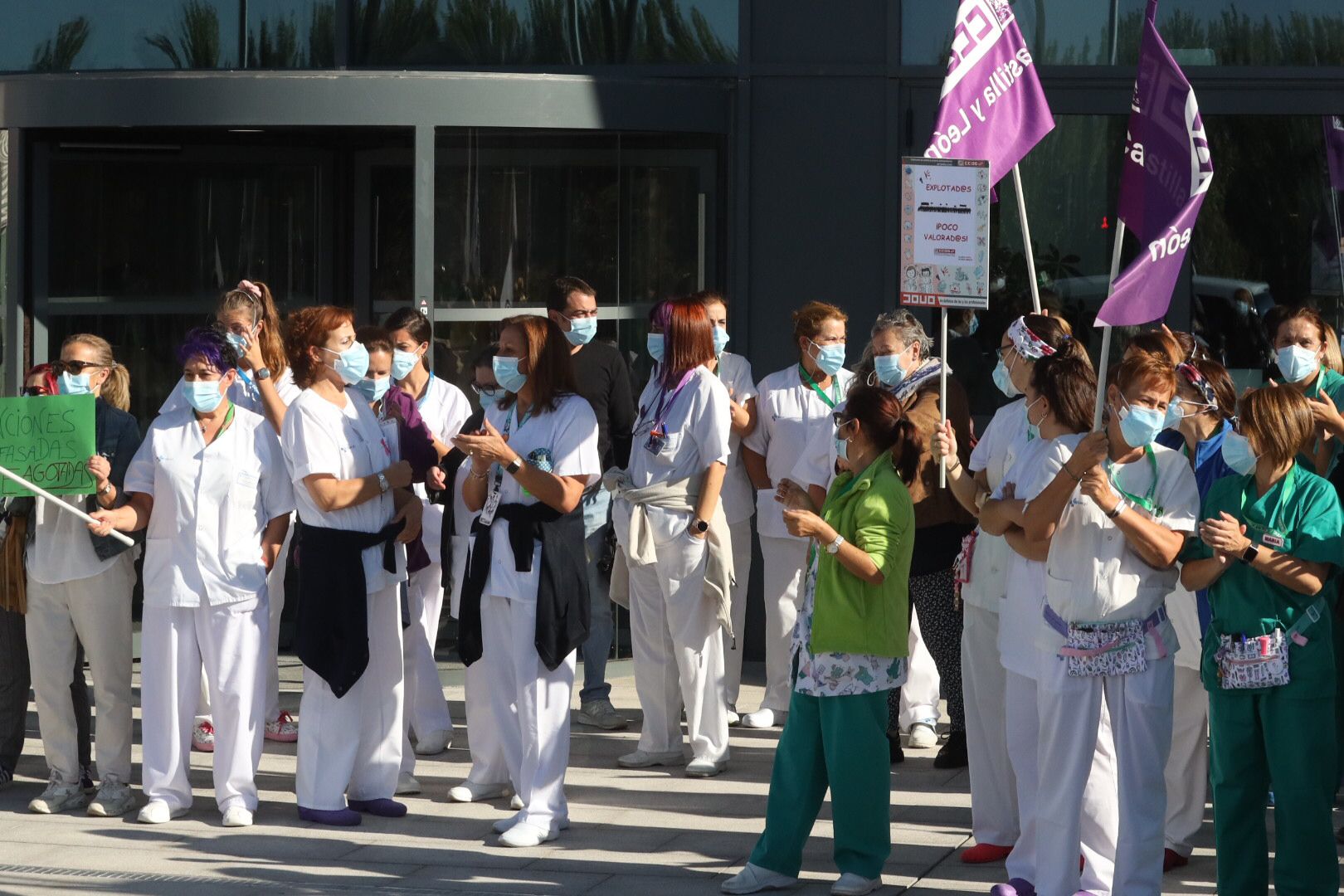 Imagen de archivo de una concentración de sanitarios ante el Hospital de Salamanca