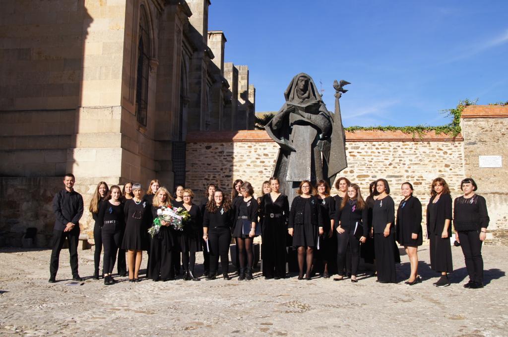 El coro Kyria, ante la imagen de Santa Teresa en el plaza del Peregrino