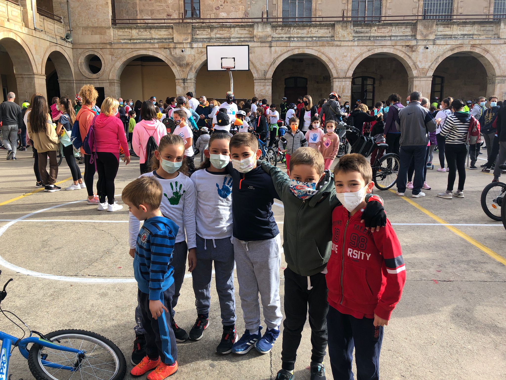 Niños en el patio de un colegio de Salamanca. 