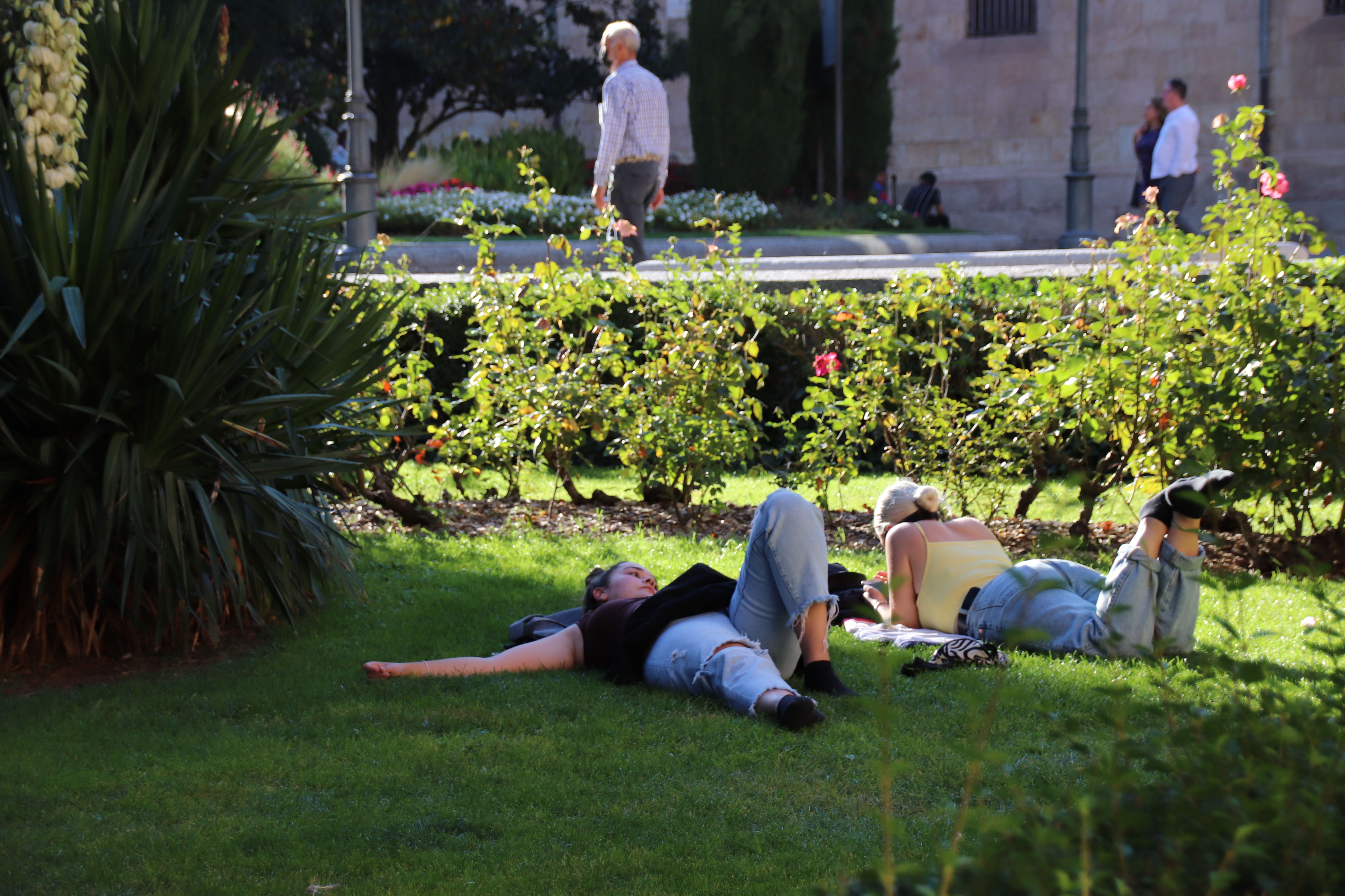 Gente, parque, calor, Plaza de Anaya. Foto de archivo