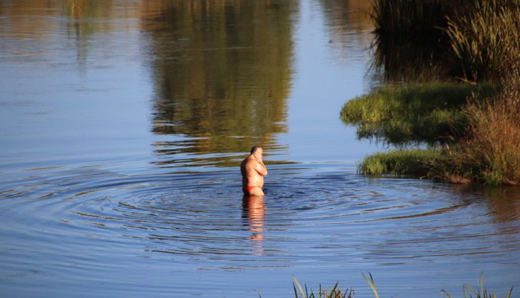 Un señor se baña en el río Tormes en pleno otoño