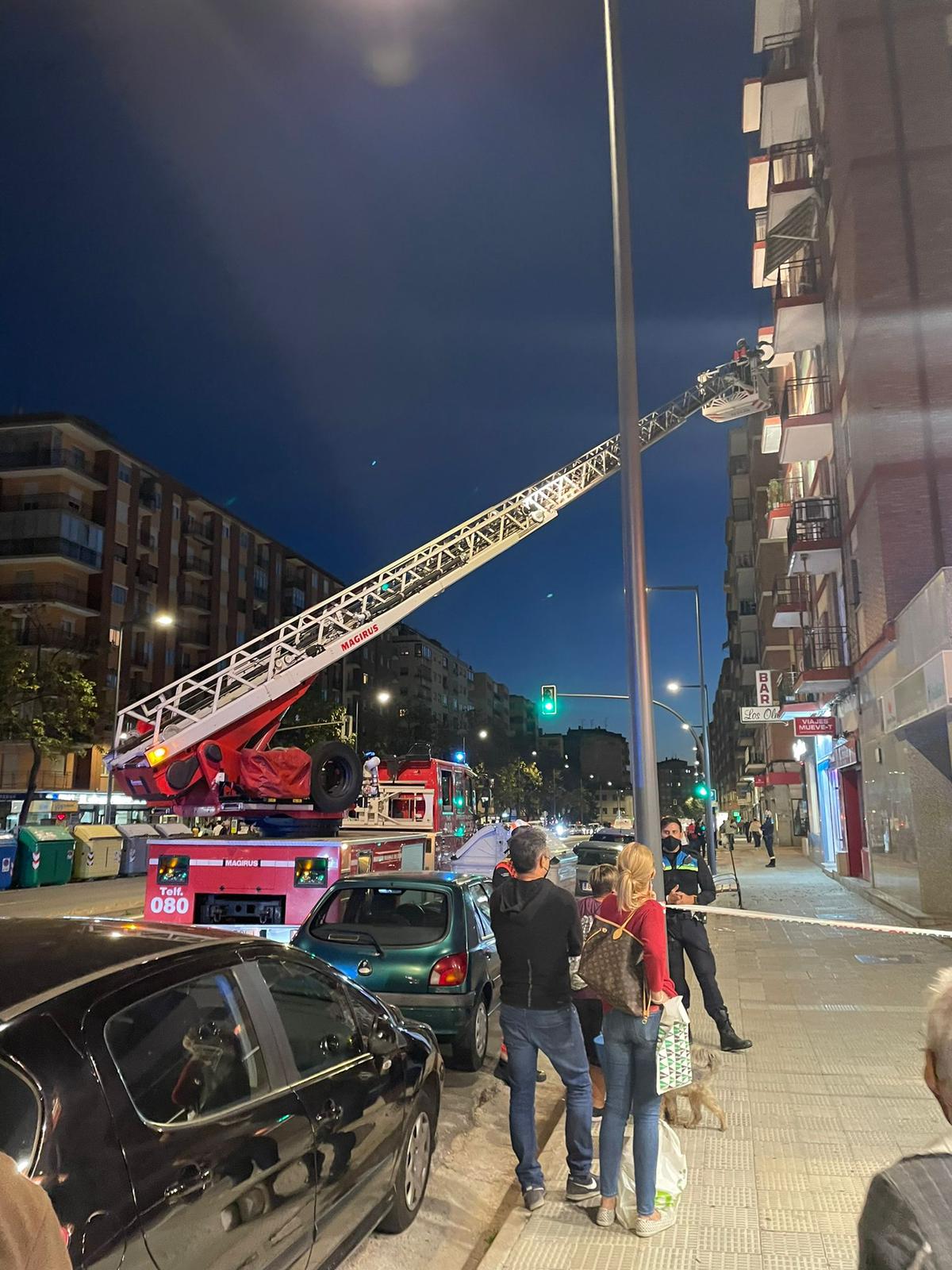 Los bomberos intervienen en un desprendimiento de cascotes en la avenida Anaya. Foto SALAMANCA24HORAS (1)