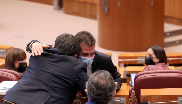El portavoz del grupo socialista, Luis Tudanca, se abraza con otros procuradores tras sacar adelante una votación en el pleno de las Cortes.