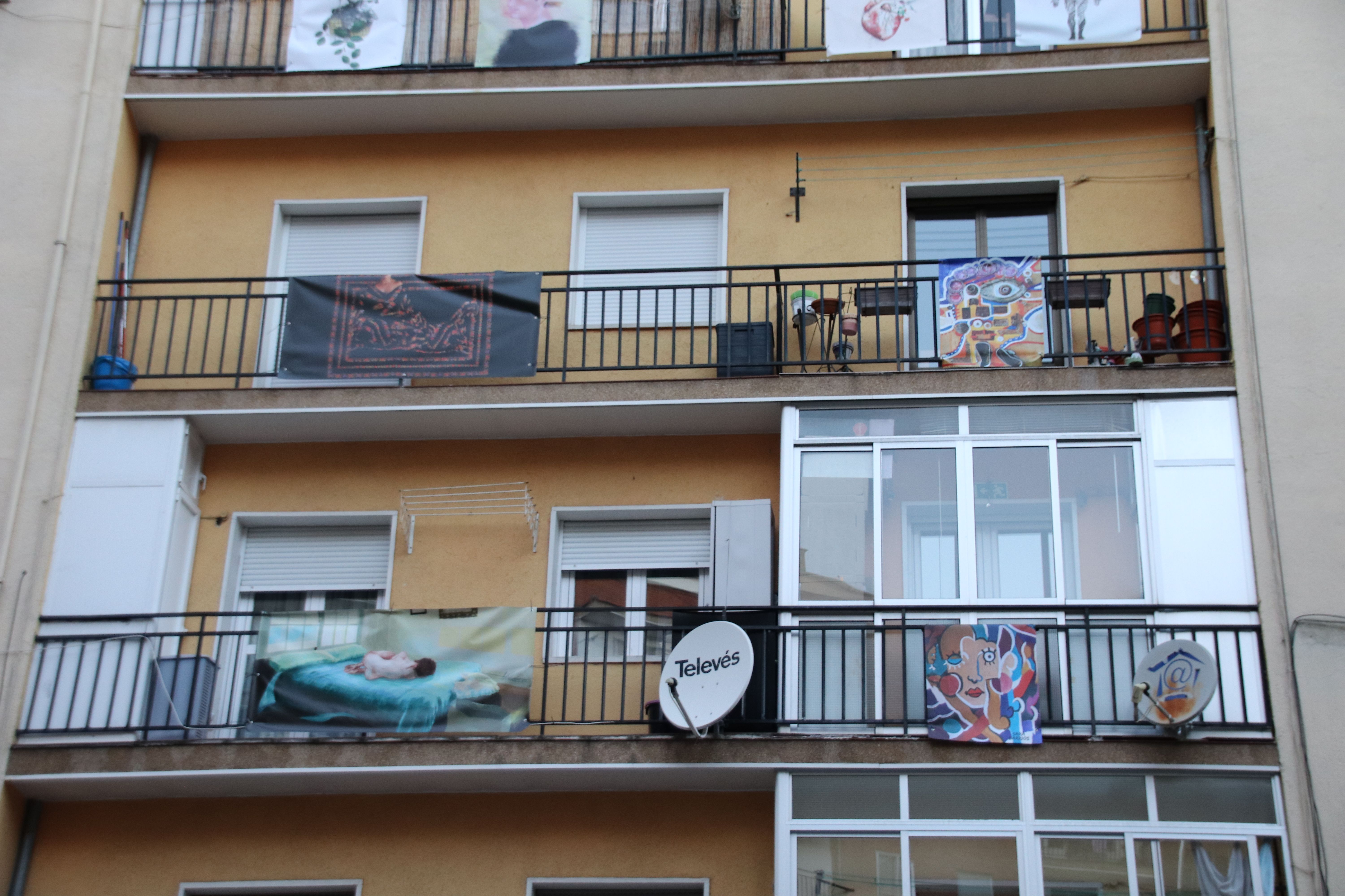 Exposición de arte en los balcones de Garrido