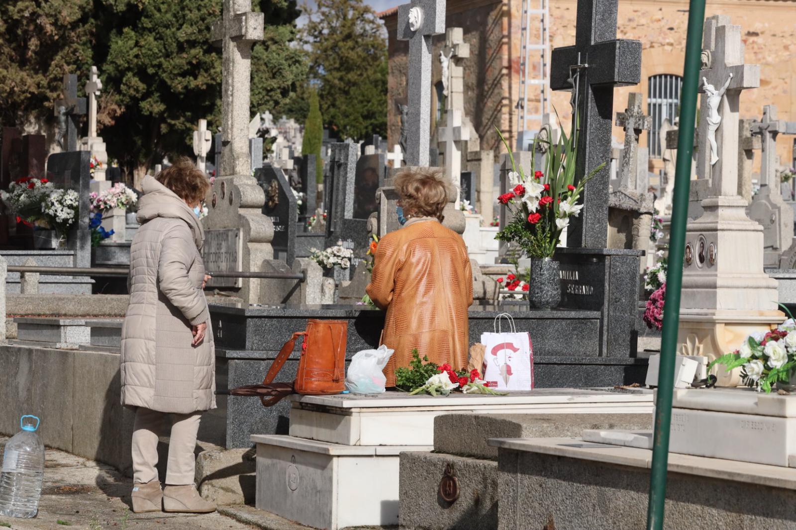 Fiesta de Todos Los Santos 2021 en el cementerio San Carlos Borromeo de Salamanca (7)