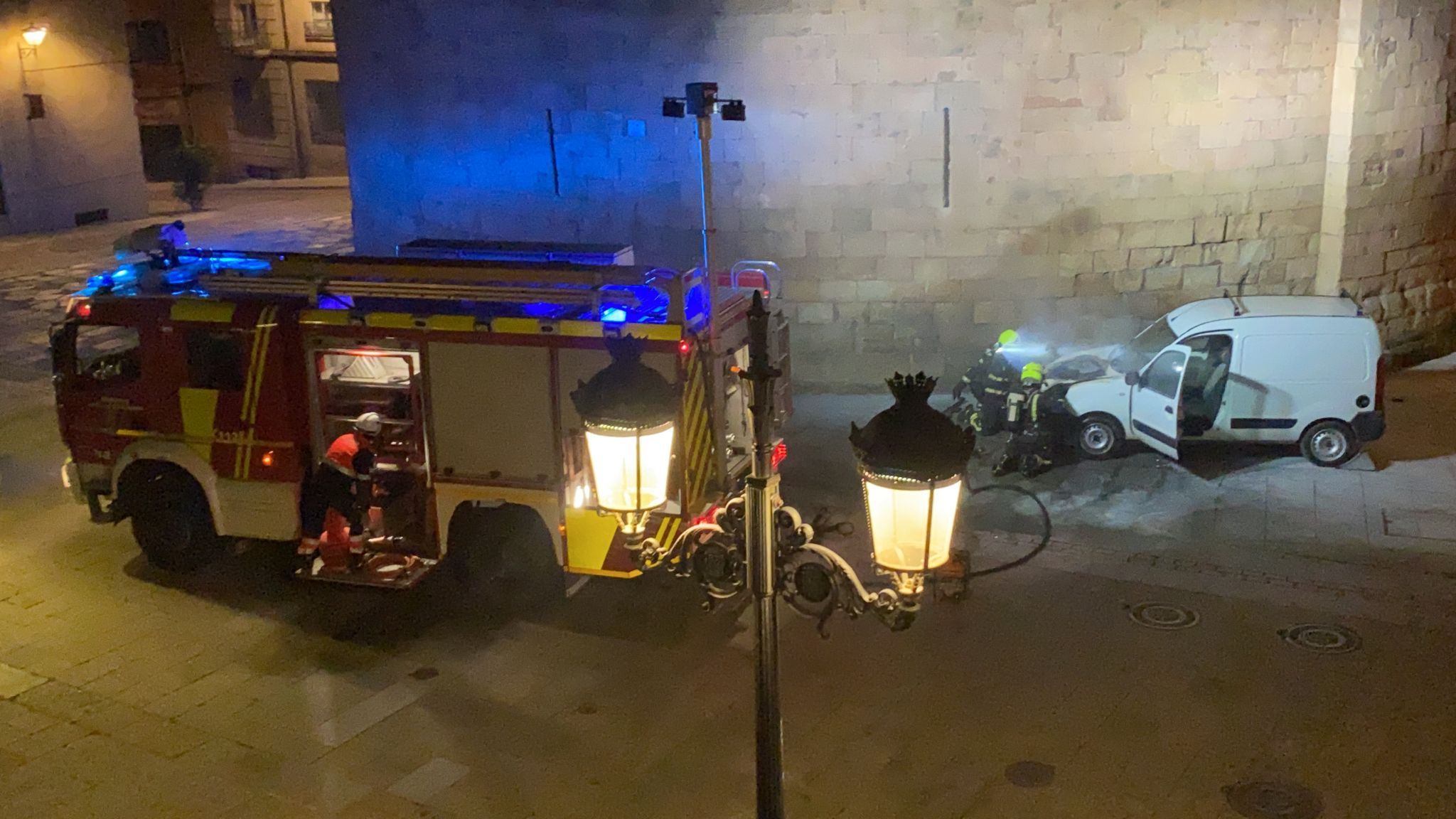 Furgoneta incendiada en Puerta Zamora (1)