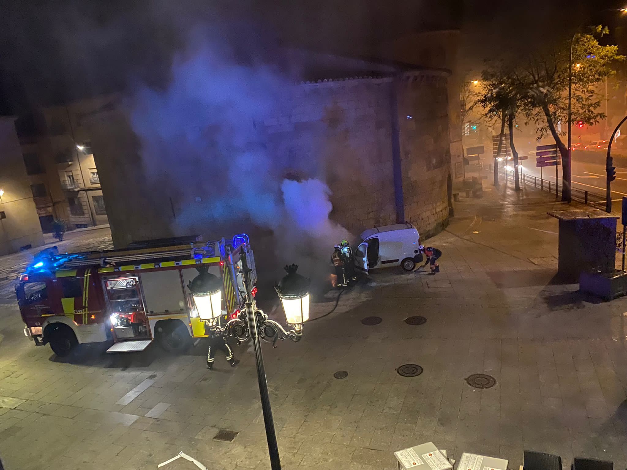 Furgoneta incendiada en Puerta Zamora (4)