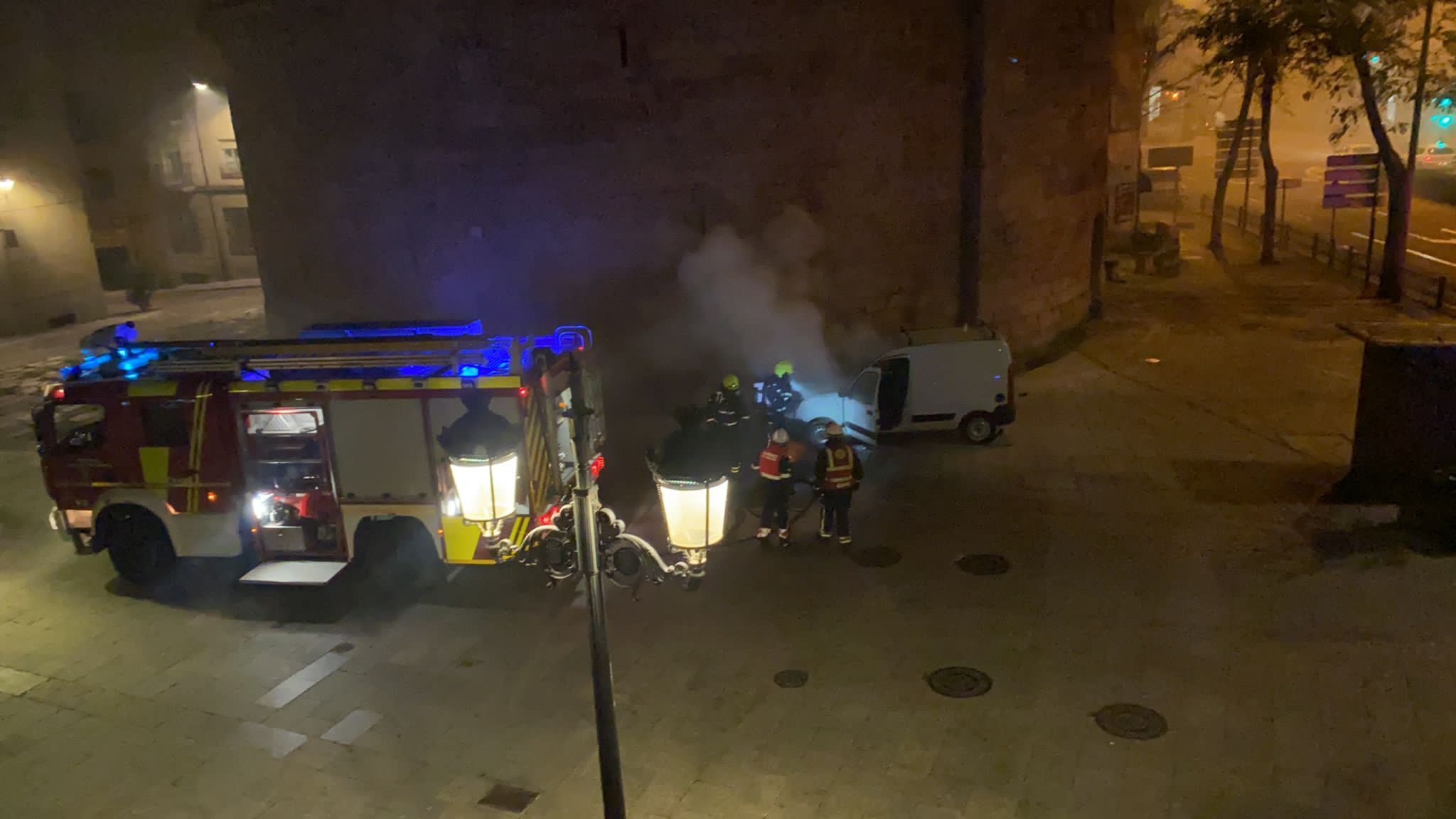 Furgoneta incendiada en Puerta Zamora (7)
