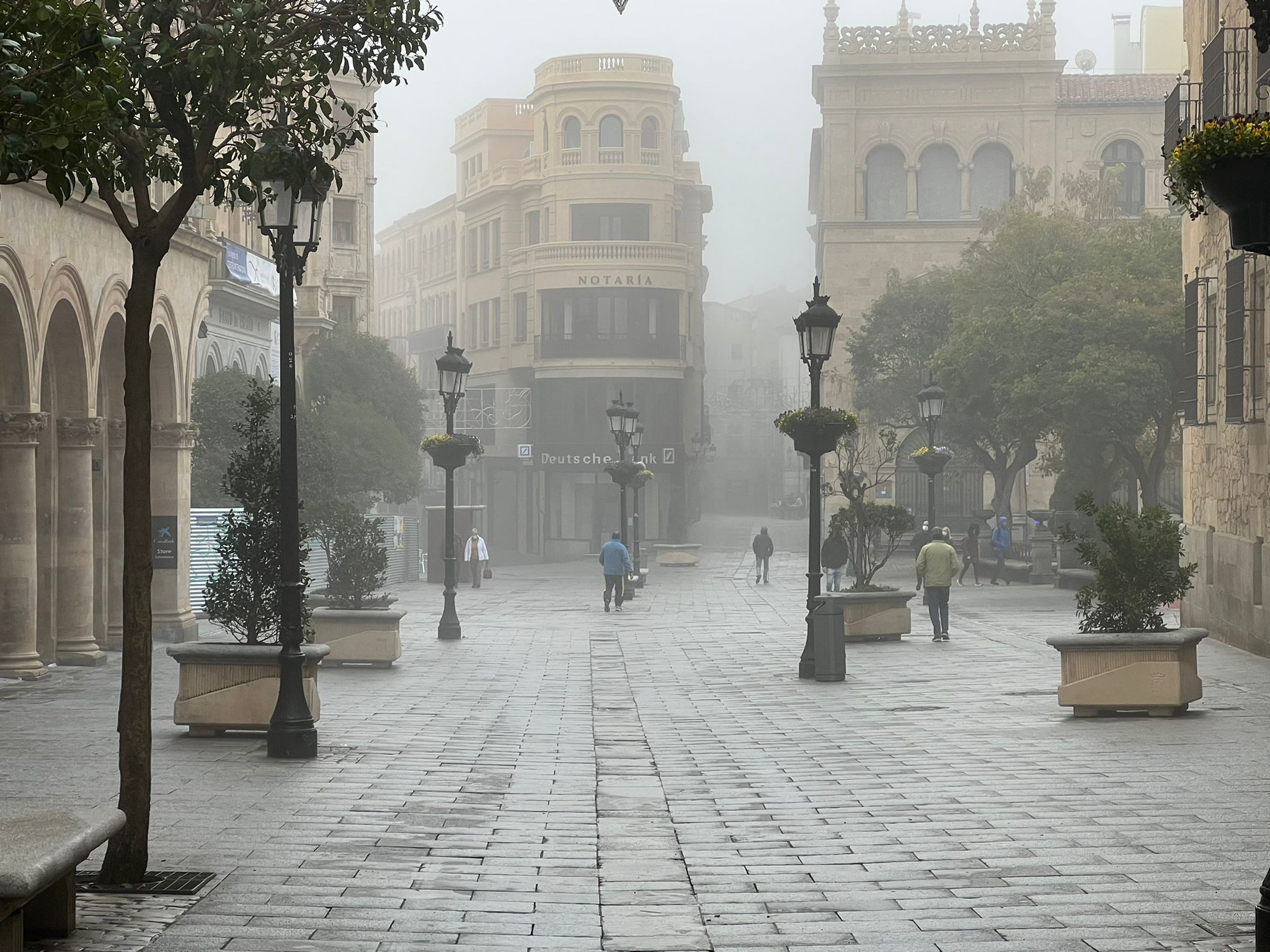 Niebla en la calle de Zamora. | Foto Andrea M