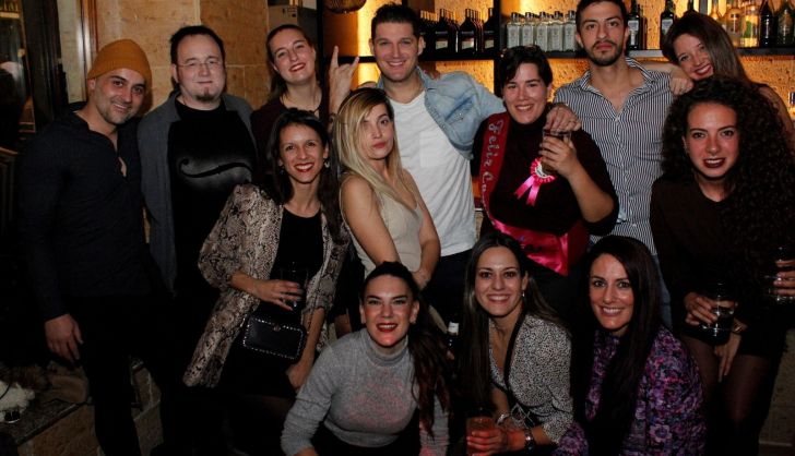 Manu Tenorio se fotografía con unos fans en un conocido pub de Salamanca. Foto SALAMANCA24HORAS (1)