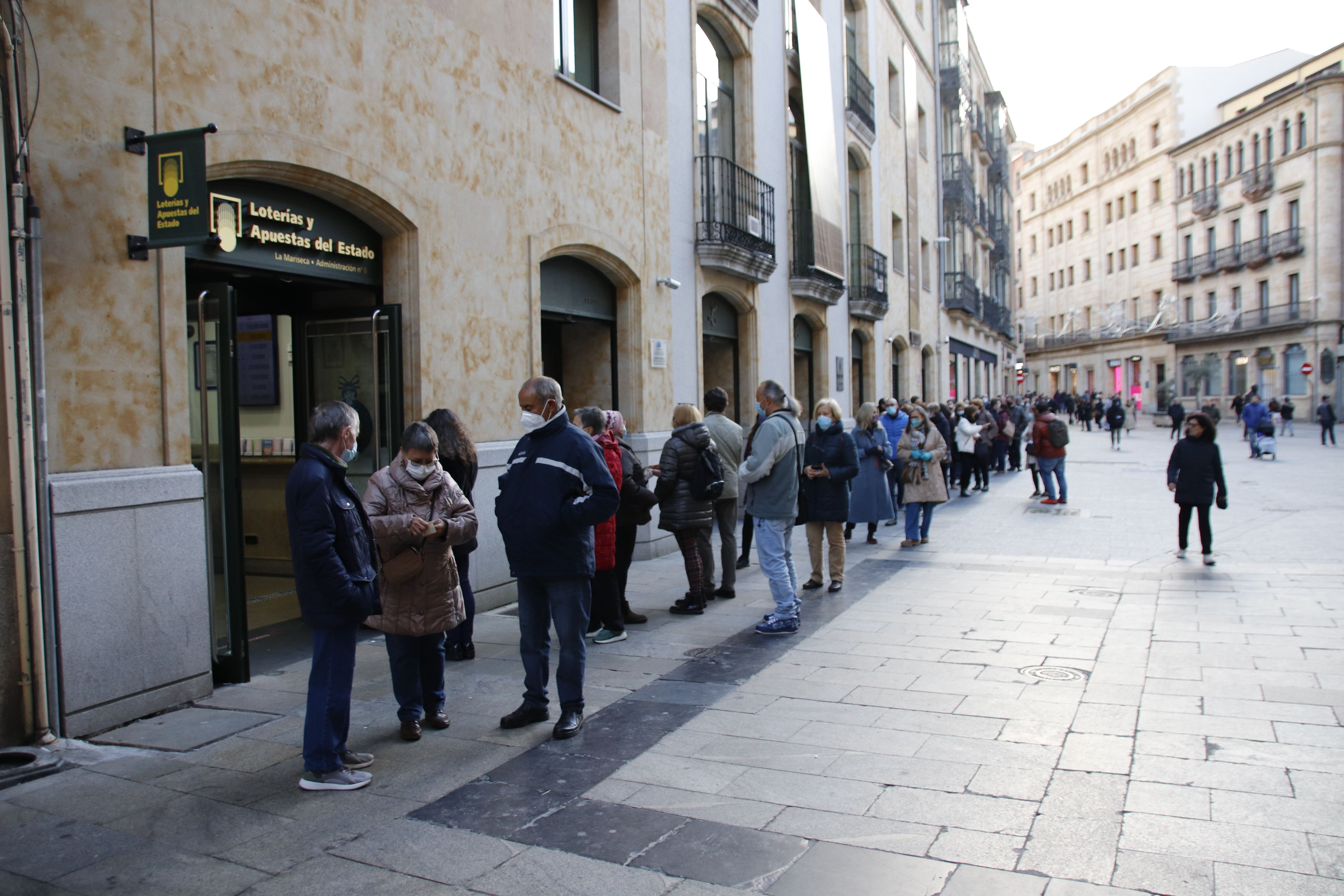 Colas infinitas para comprar la lotería de navidad de la Universidad de Salamanca 
