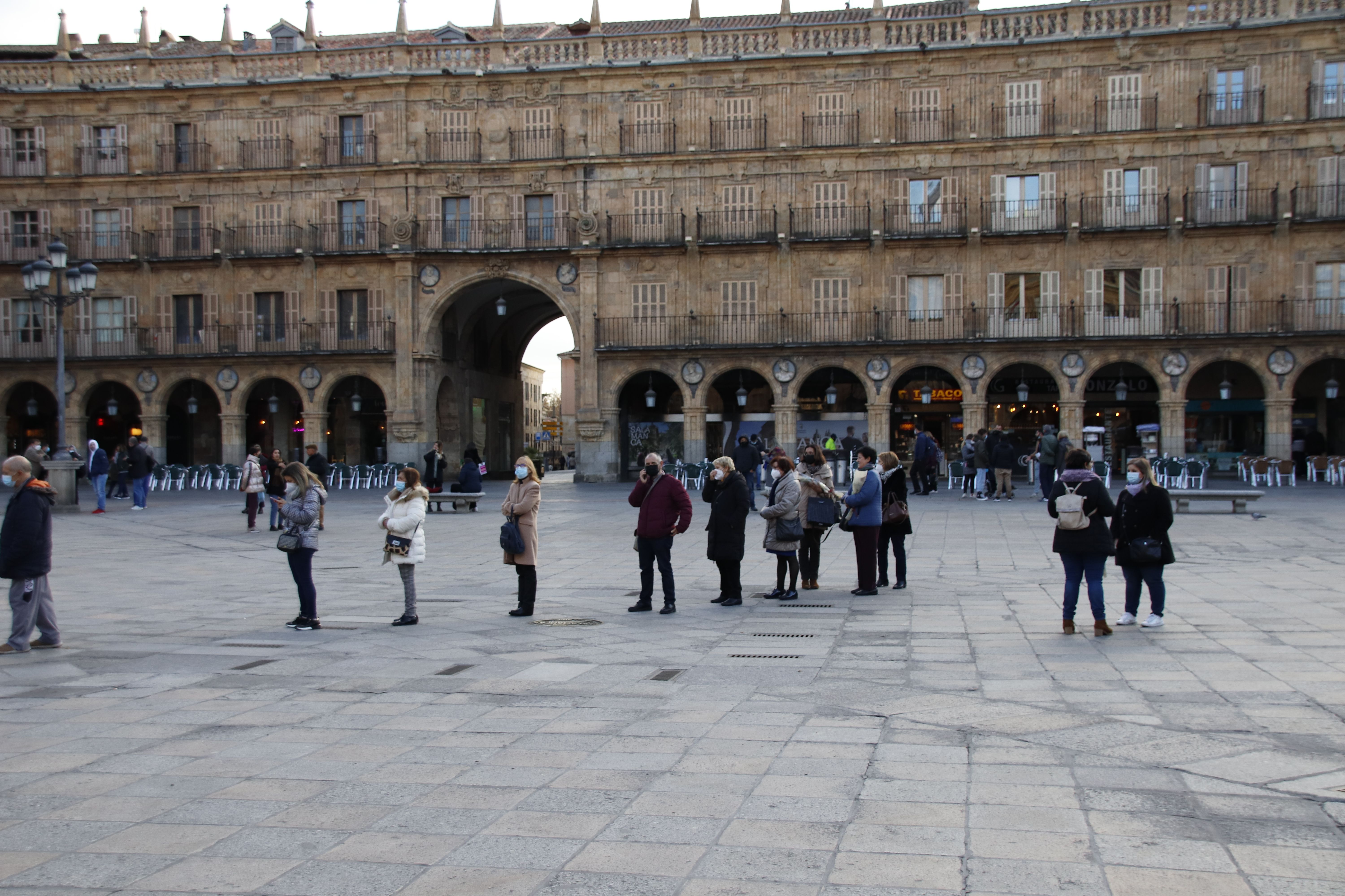 Colas infinitas para comprar la lotería de navidad de la Universidad de Salamanca 