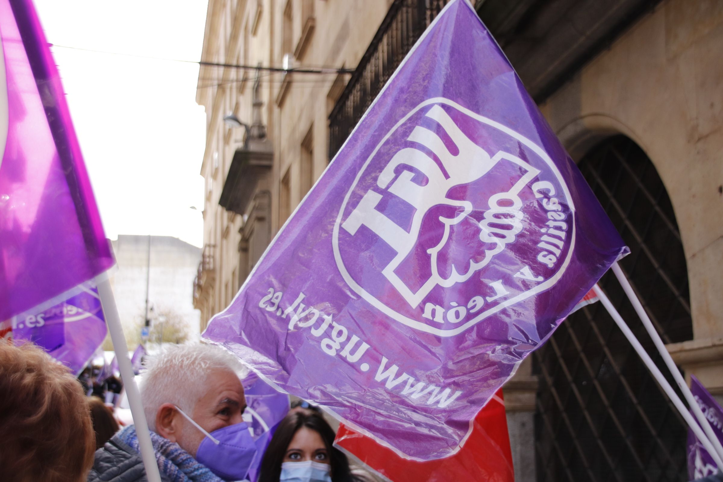 Fotografía de archivo de concentración de repulsa contra la violencia de género frente a los sindicatos de UGT y CCOO en Salamanca. 