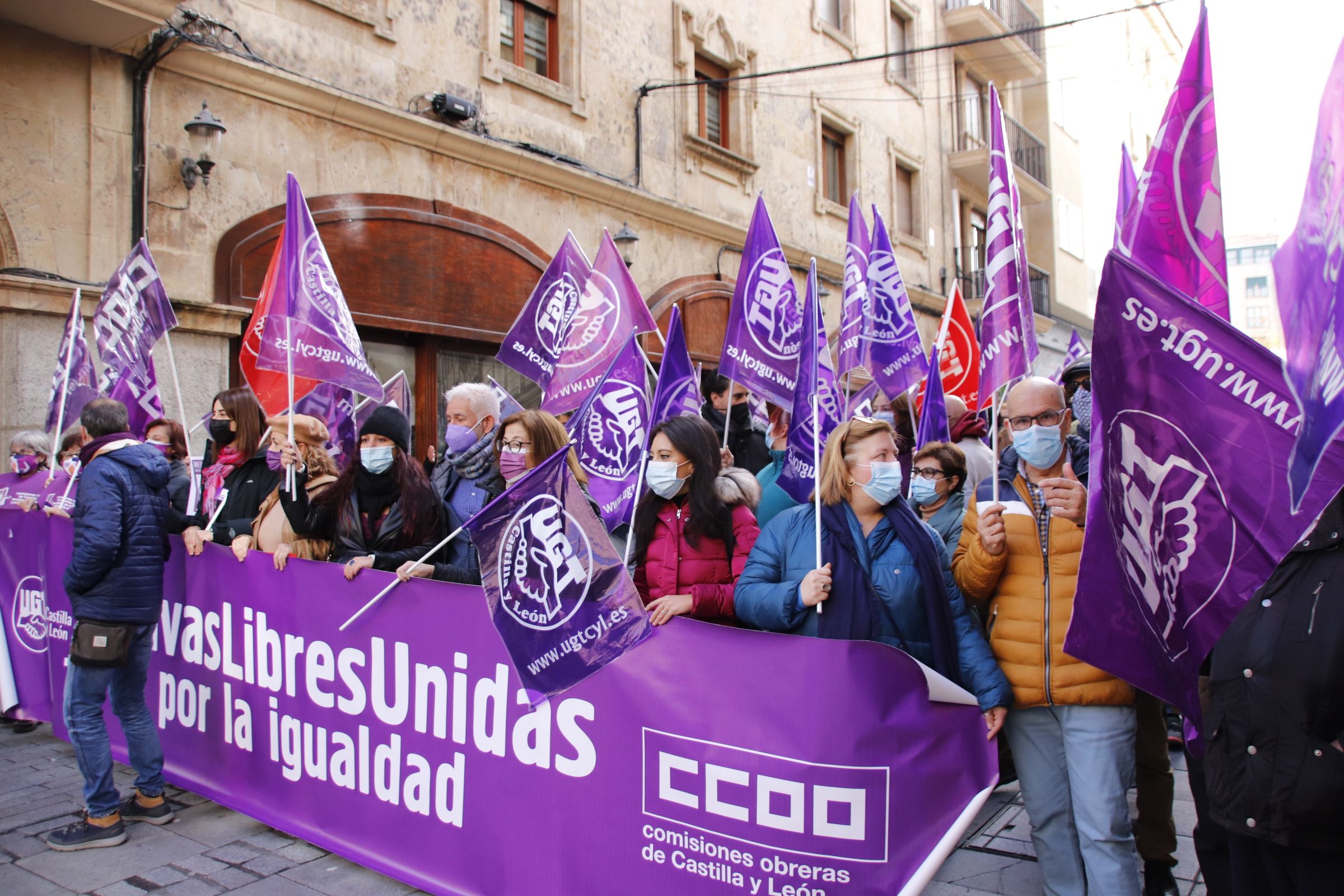 Concentración de repulsa contra la violencia de género frente a los sindicatos de UGT y CCOO en Salamanca. 