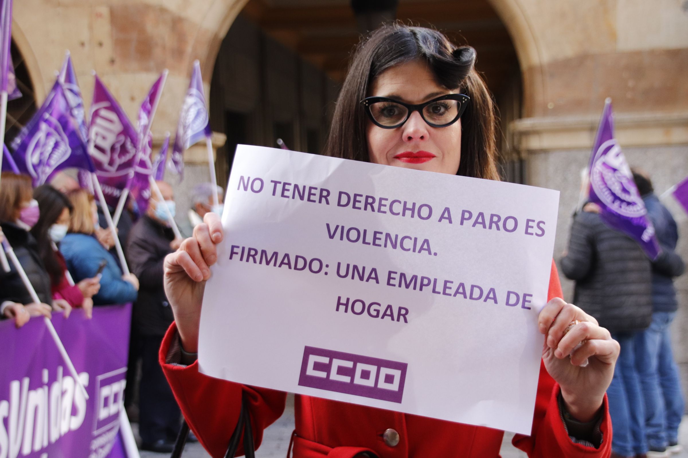 Concentración de repulsa contra la violencia de género frente a los sindicatos de UGT y CCOO en Salamanca. 