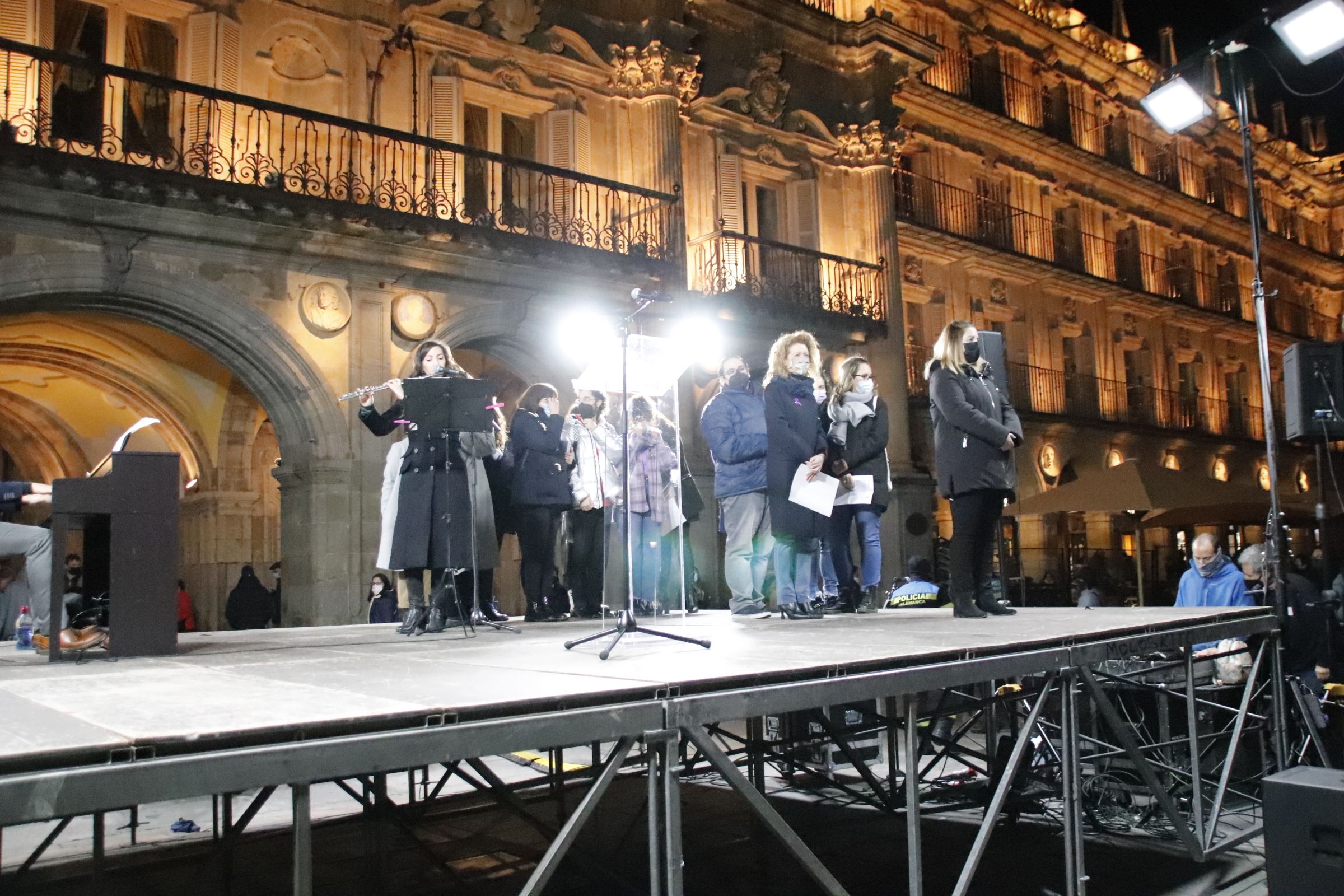Plaza Mayor. Concentración por el 25  N del Ayuntamiento de Salamanca