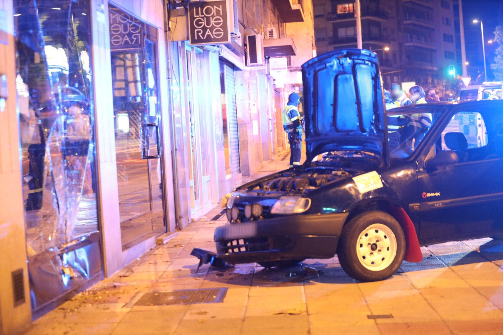 Un coche choca contra un escaparate del paseo de Carmelitas 