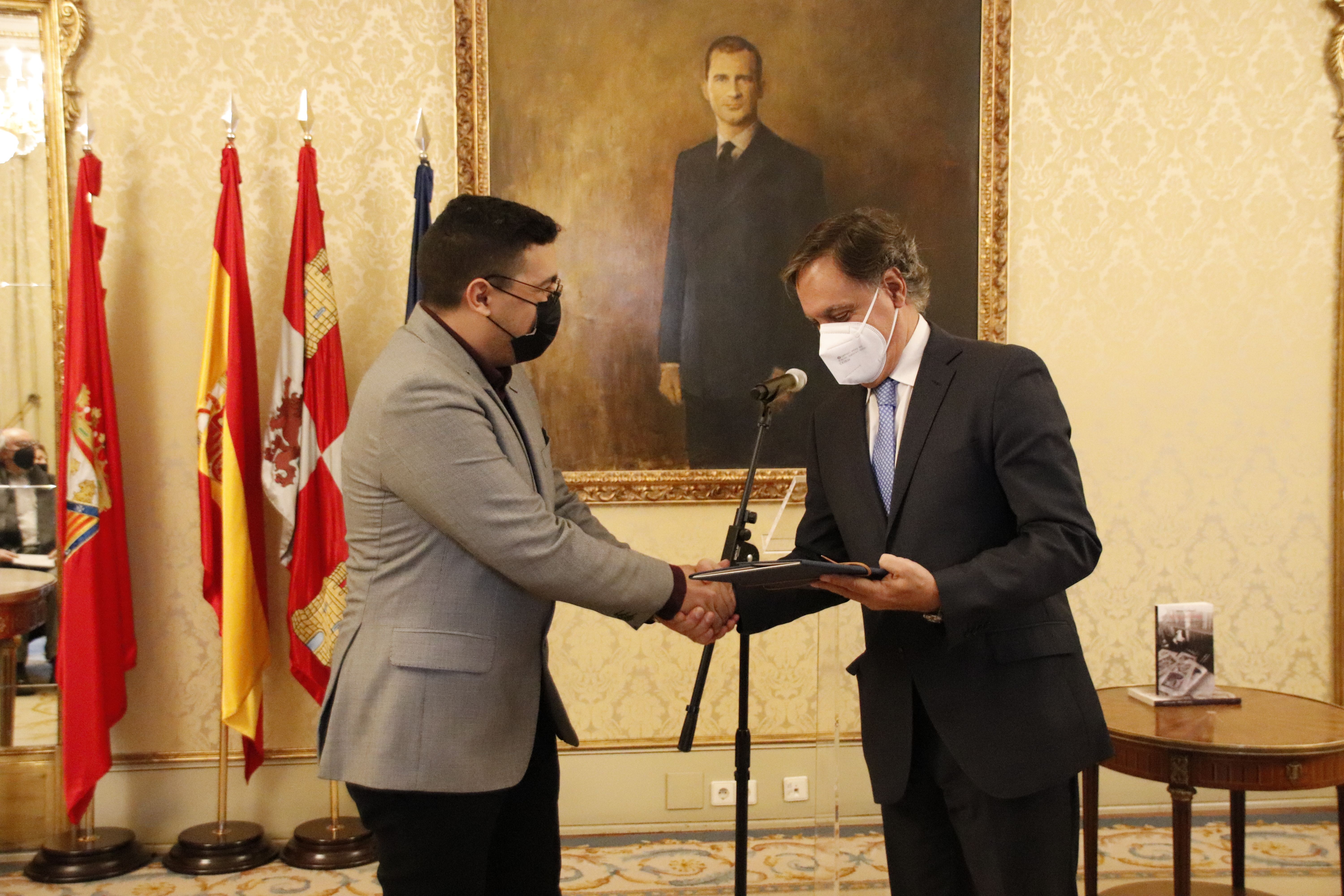 El alcalde, entrega los Premios Ciudad de Salamanca de Novela y Poesía