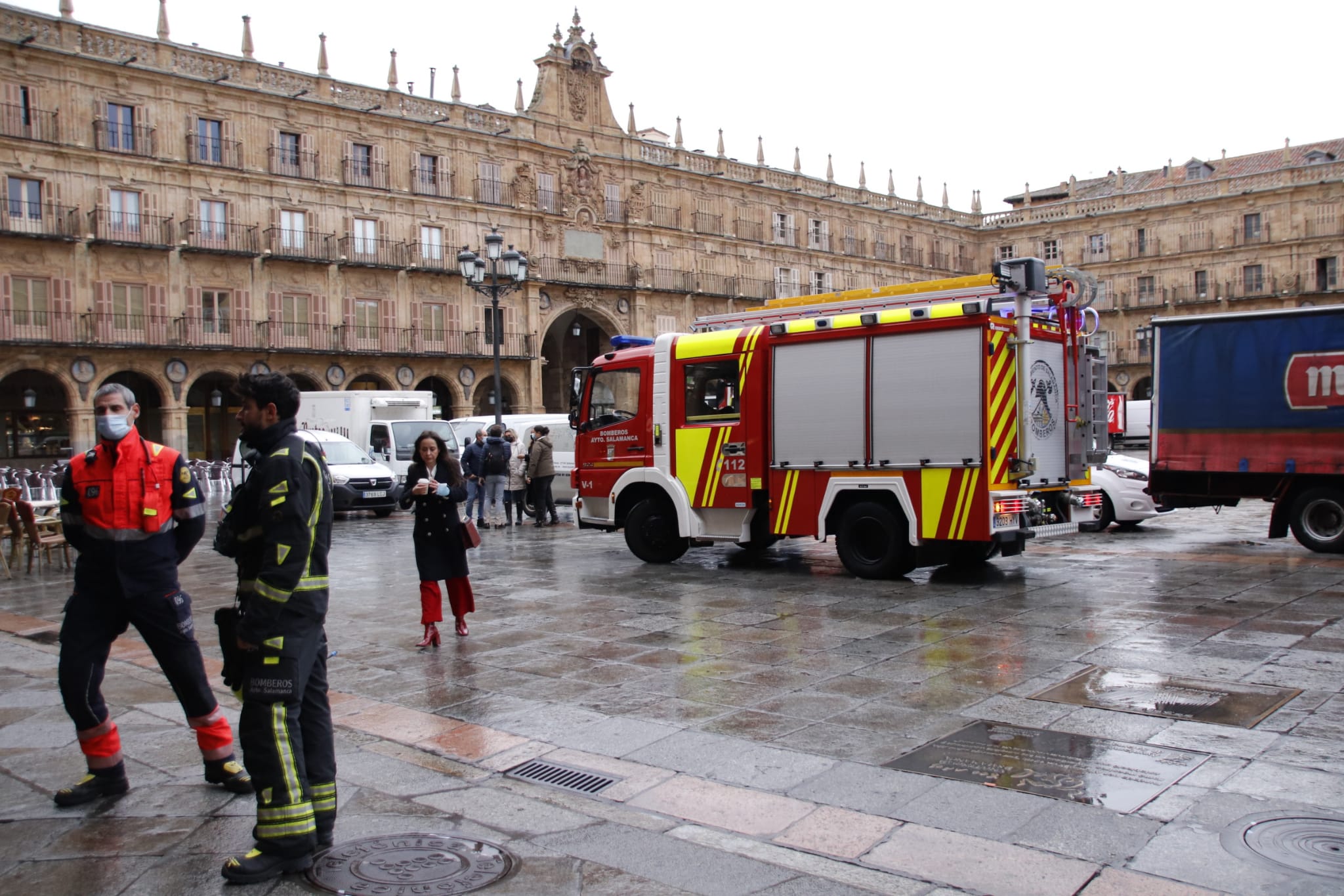 La alarma de incendios desaloja al Ayuntamiento de Salamanca (5)