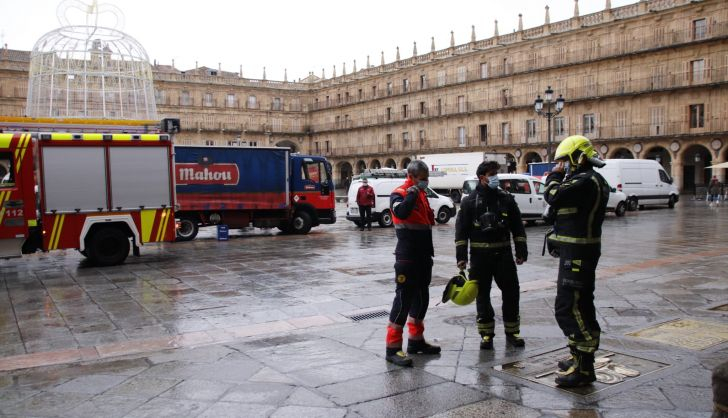 La alarma de incendios desaloja al Ayuntamiento de Salamanca (8)