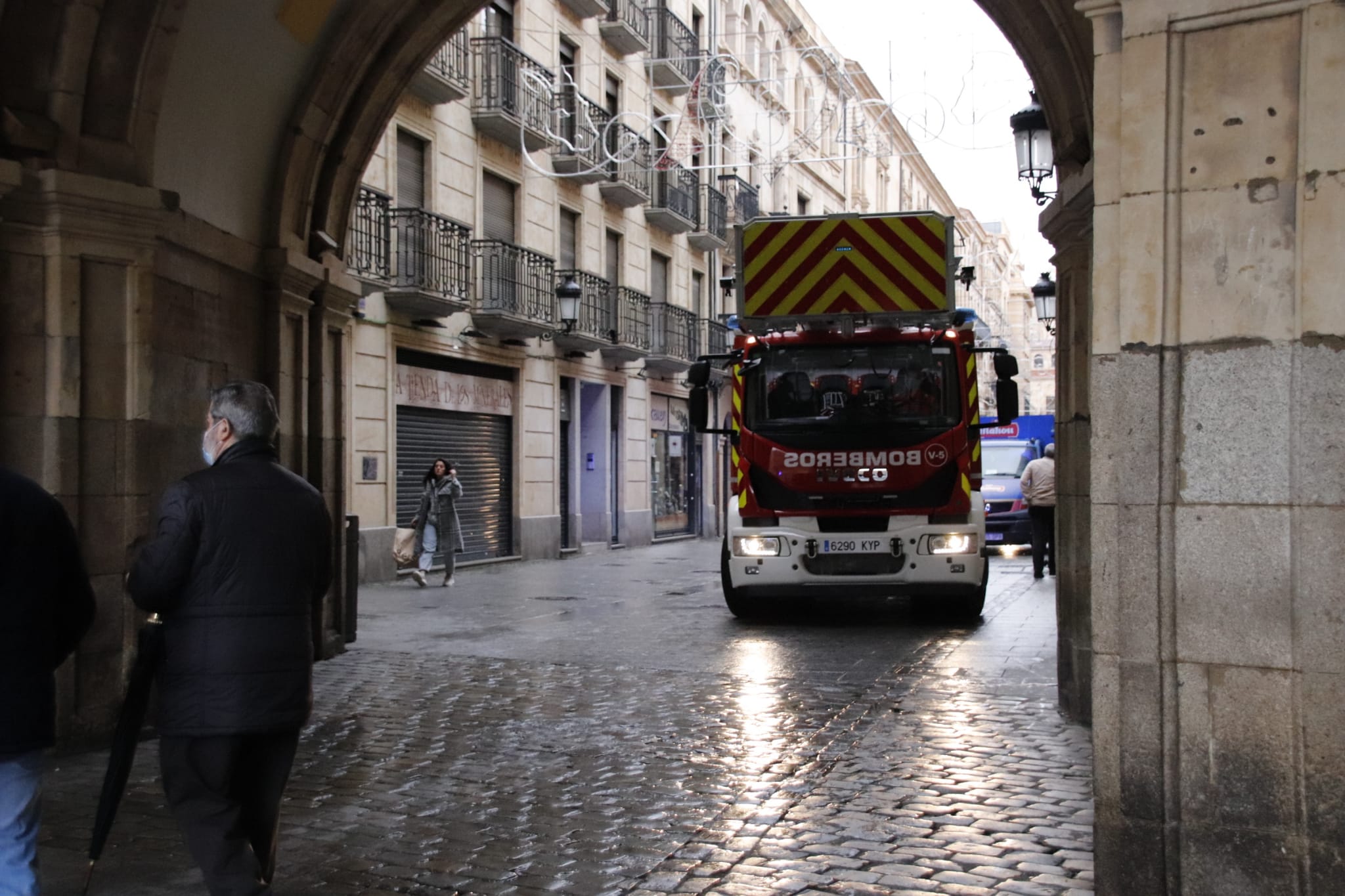 La alarma de incendios desaloja al Ayuntamiento de Salamanca (9)