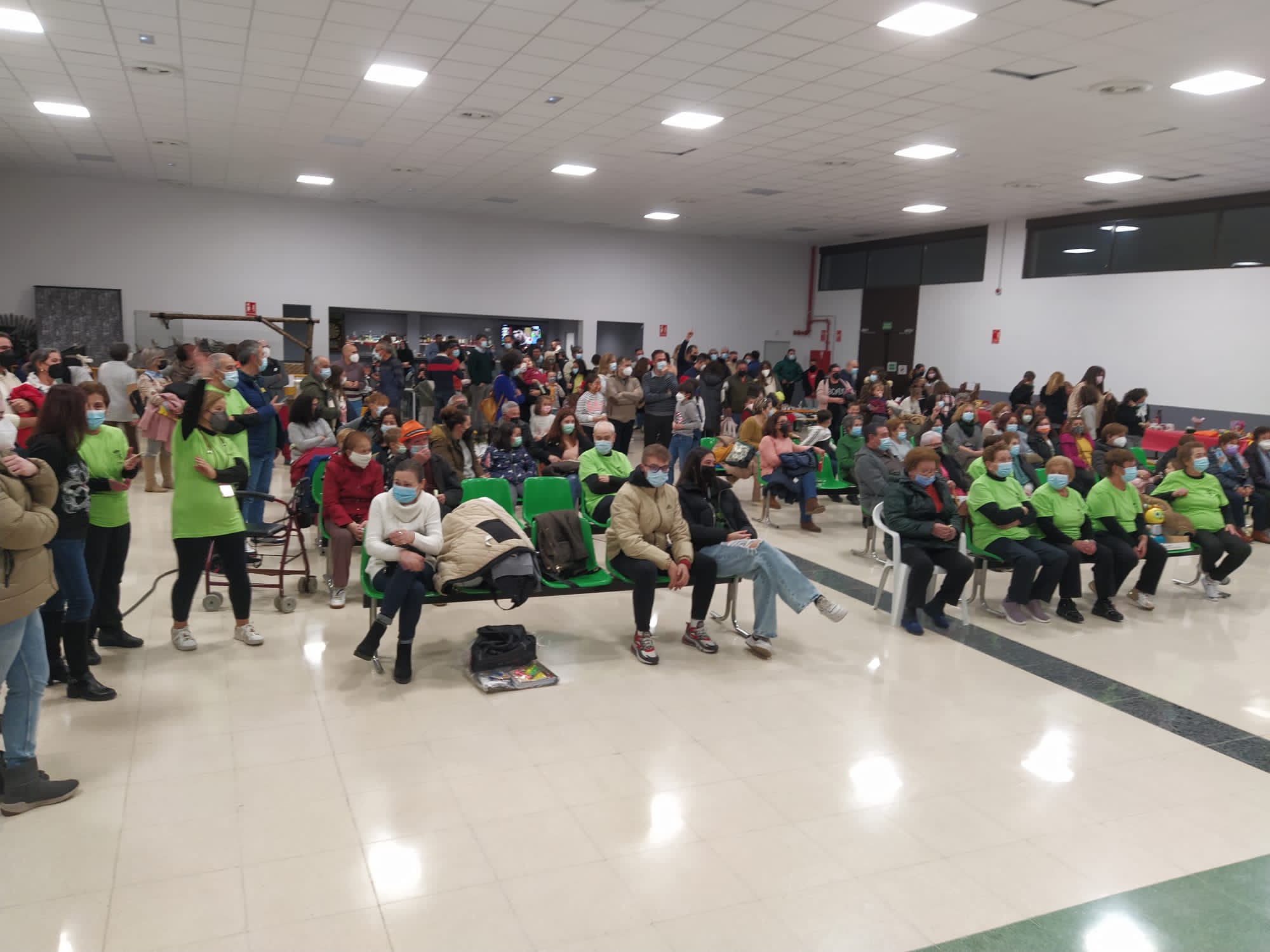 Mercadillo solidario en Doñinos a favor de La Palma (7)
