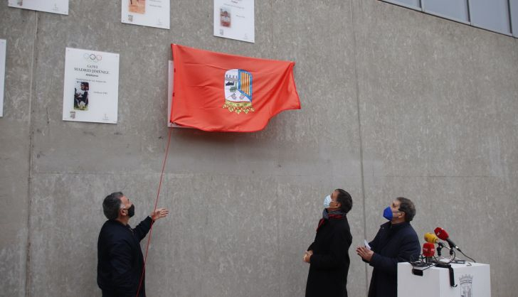 Carbayo, descubre una placa en homenaje al futbolista olímpico Ángel González Castaño.